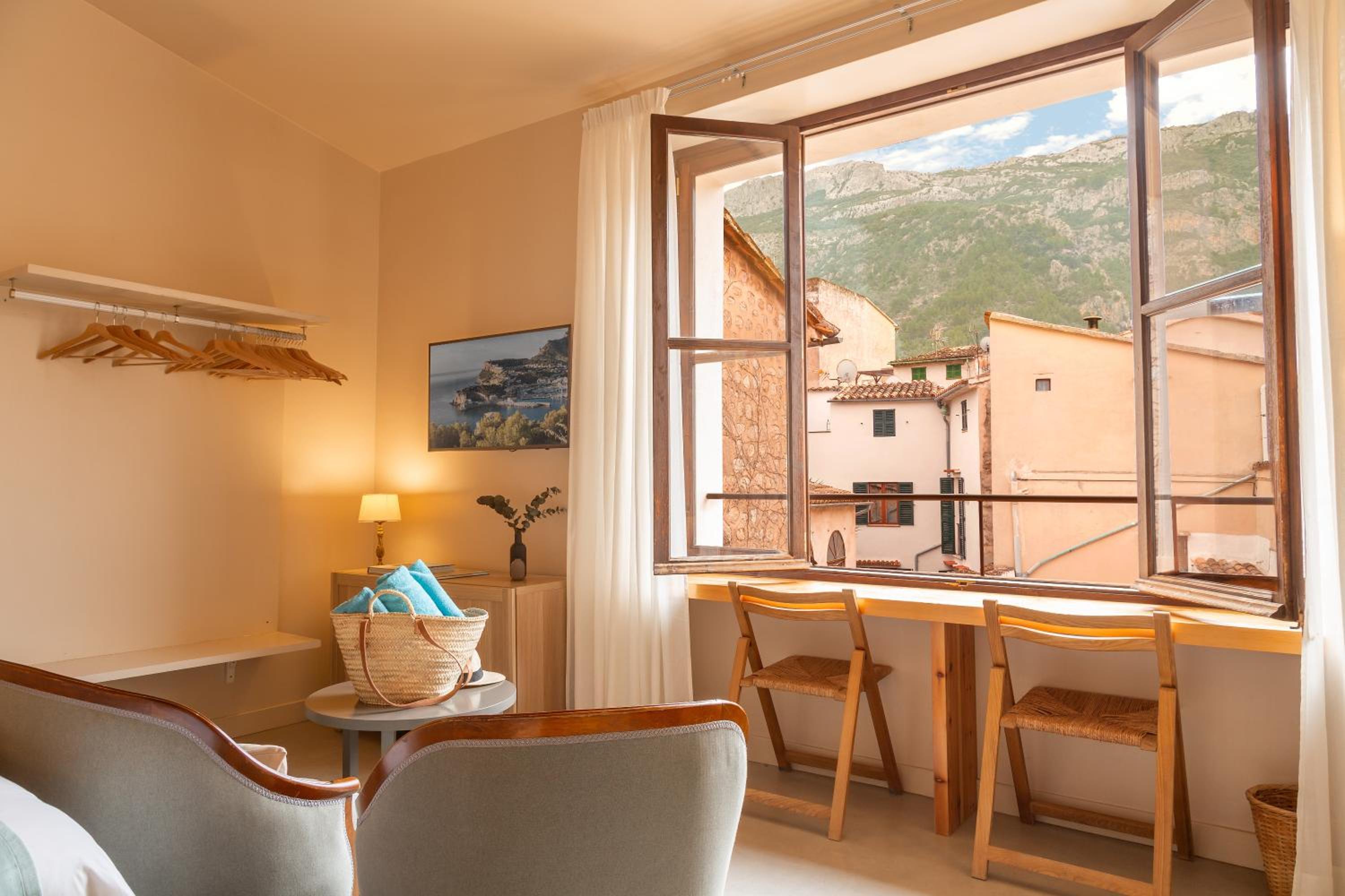 Double Room with Mountain View - Photo 1