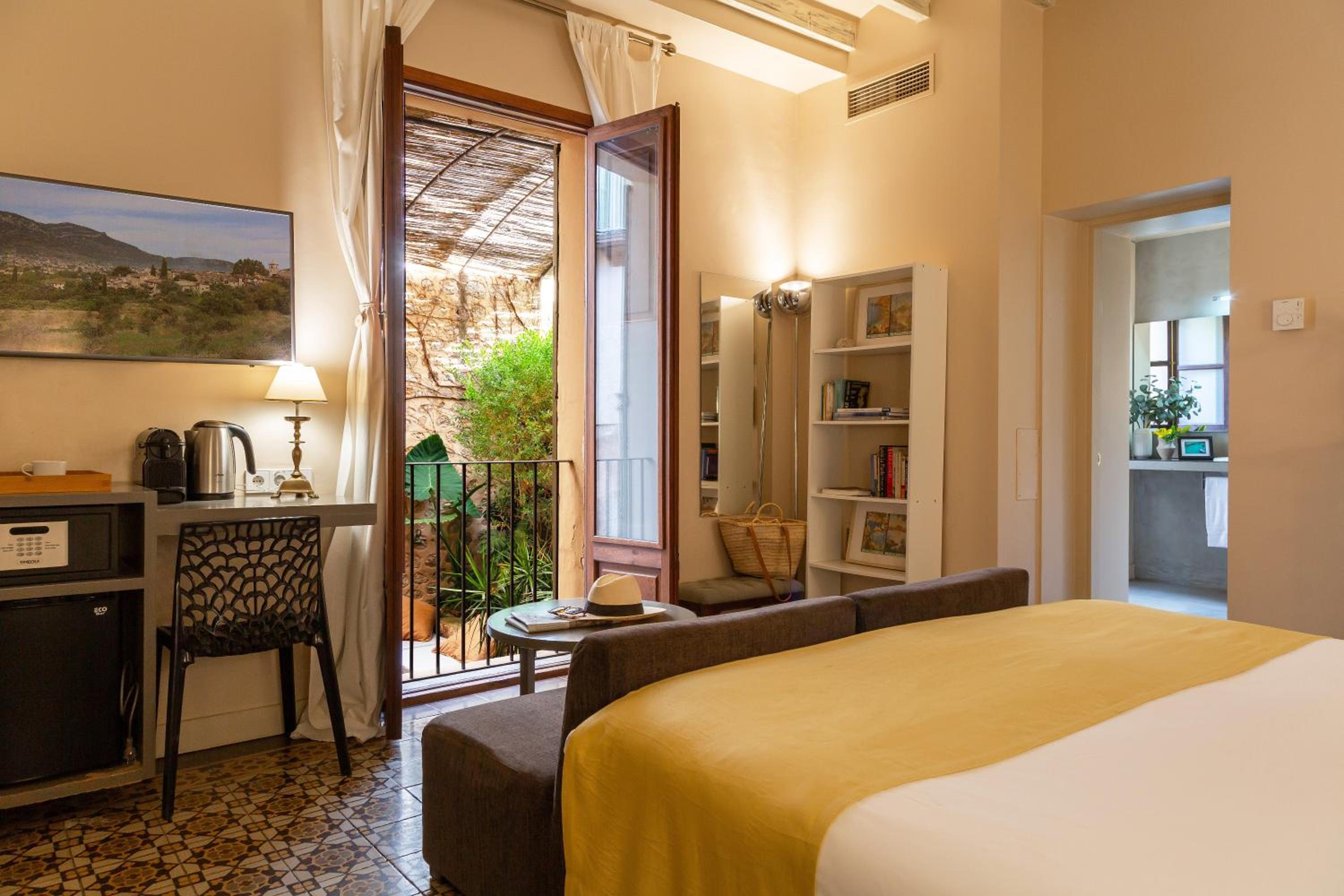 Deluxe Double Room with Bath photo 2