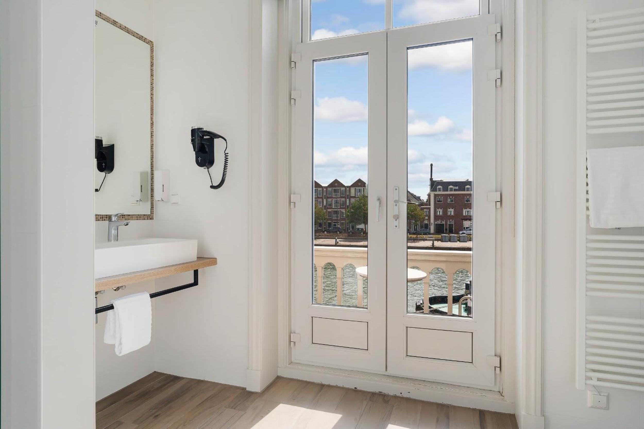 Deluxe Double Room with Bath photo 3