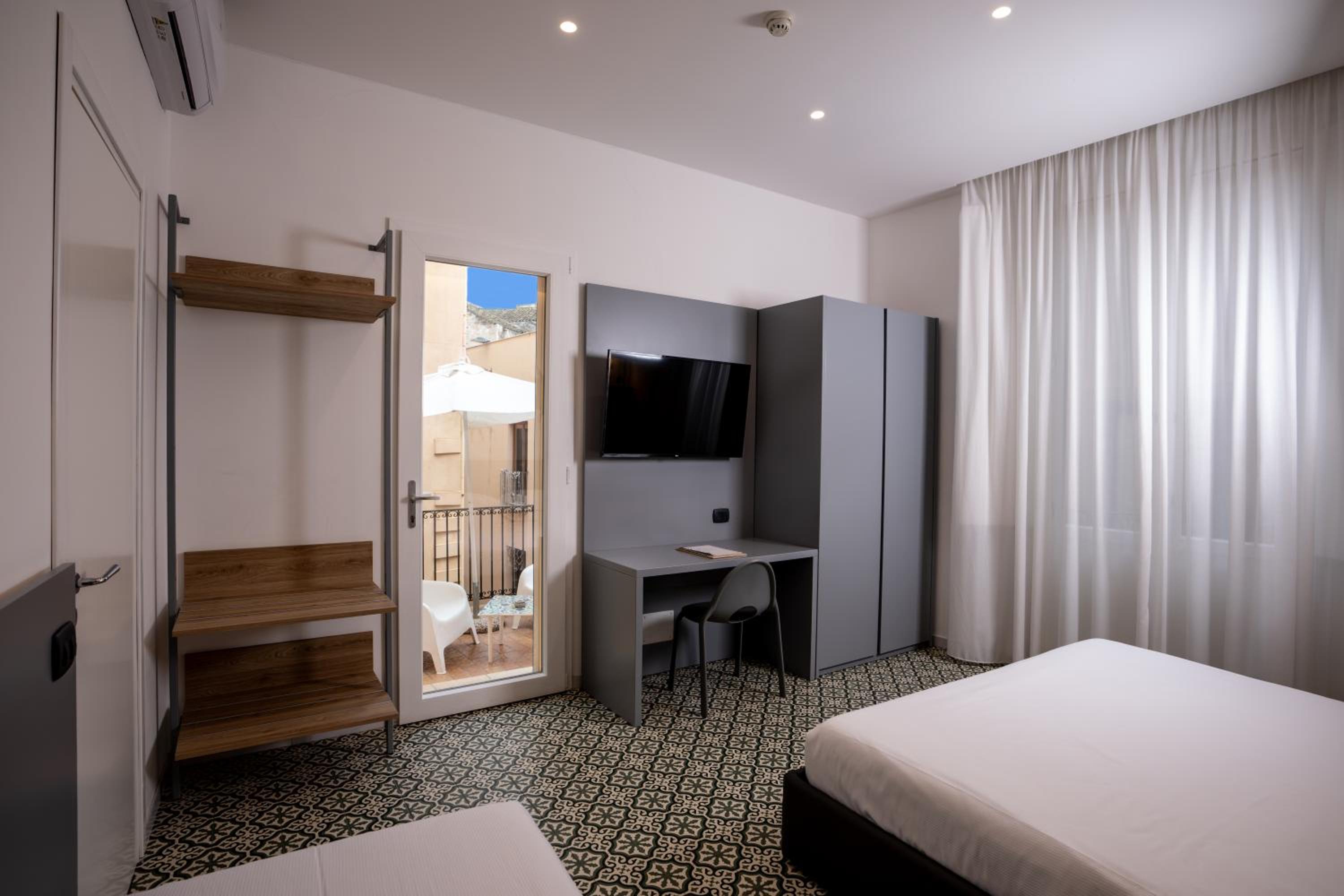 Suite with Terrace - Photo 3