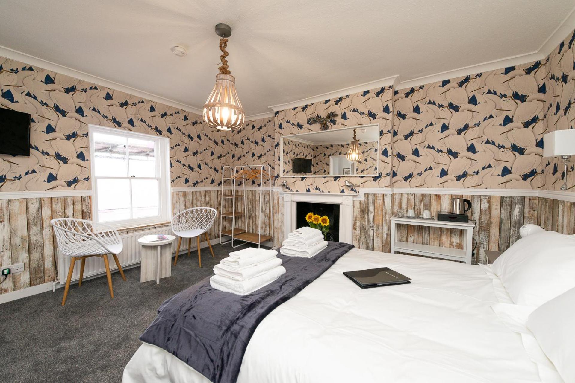 Deluxe Double Room with Side Sea View