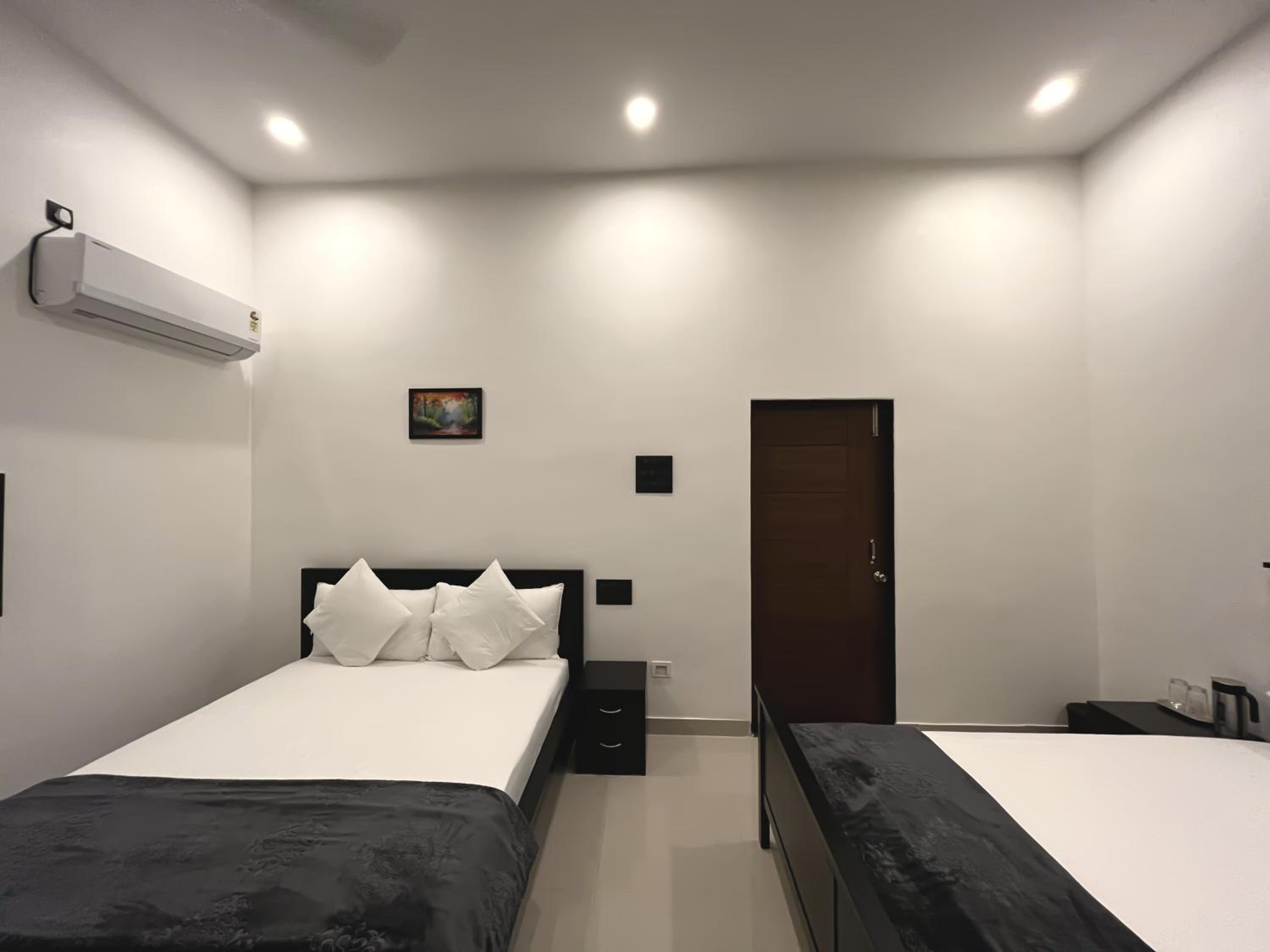 Deluxe Family Suite - Photo 13