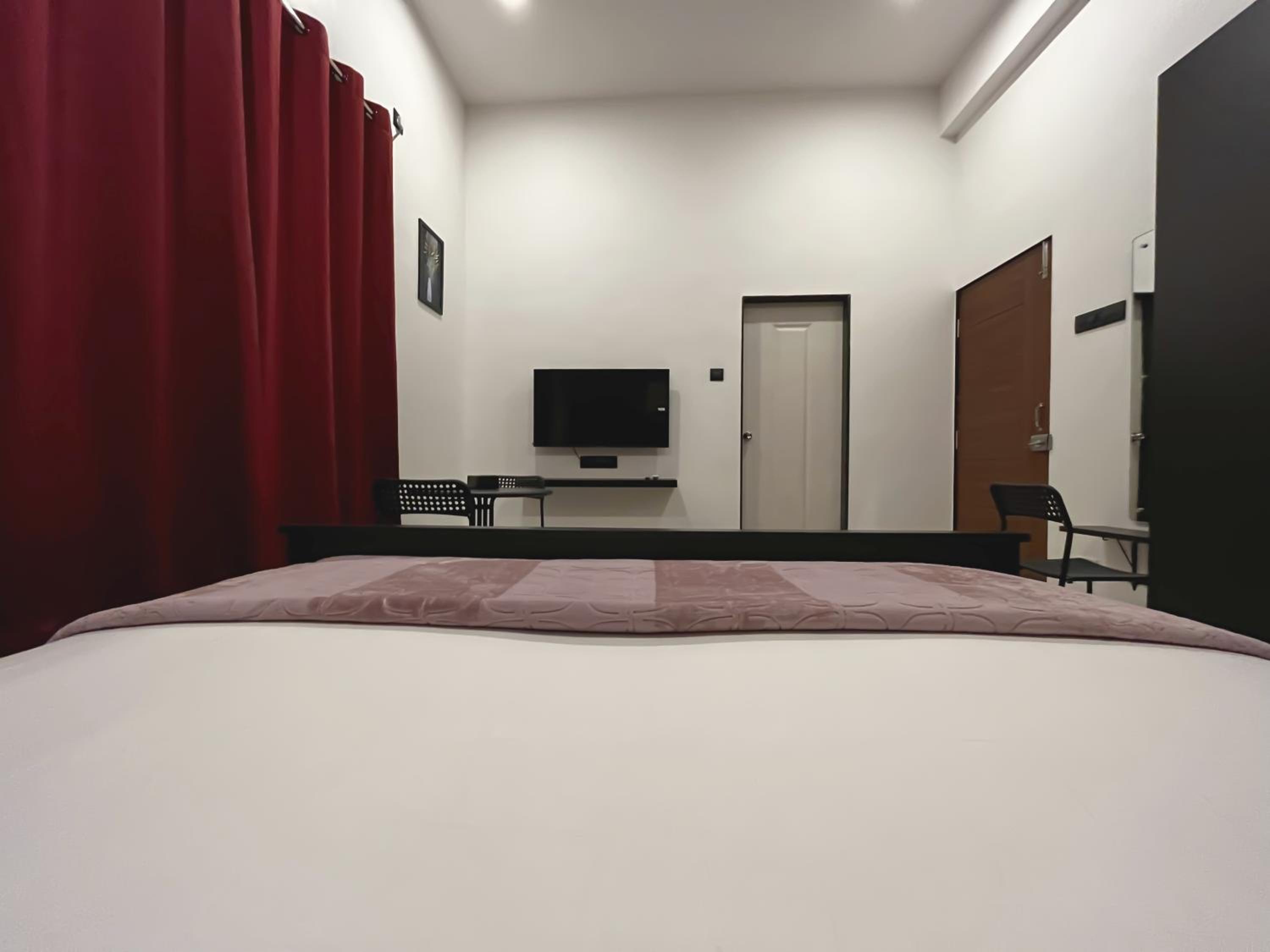Deluxe King Room - Photo 10