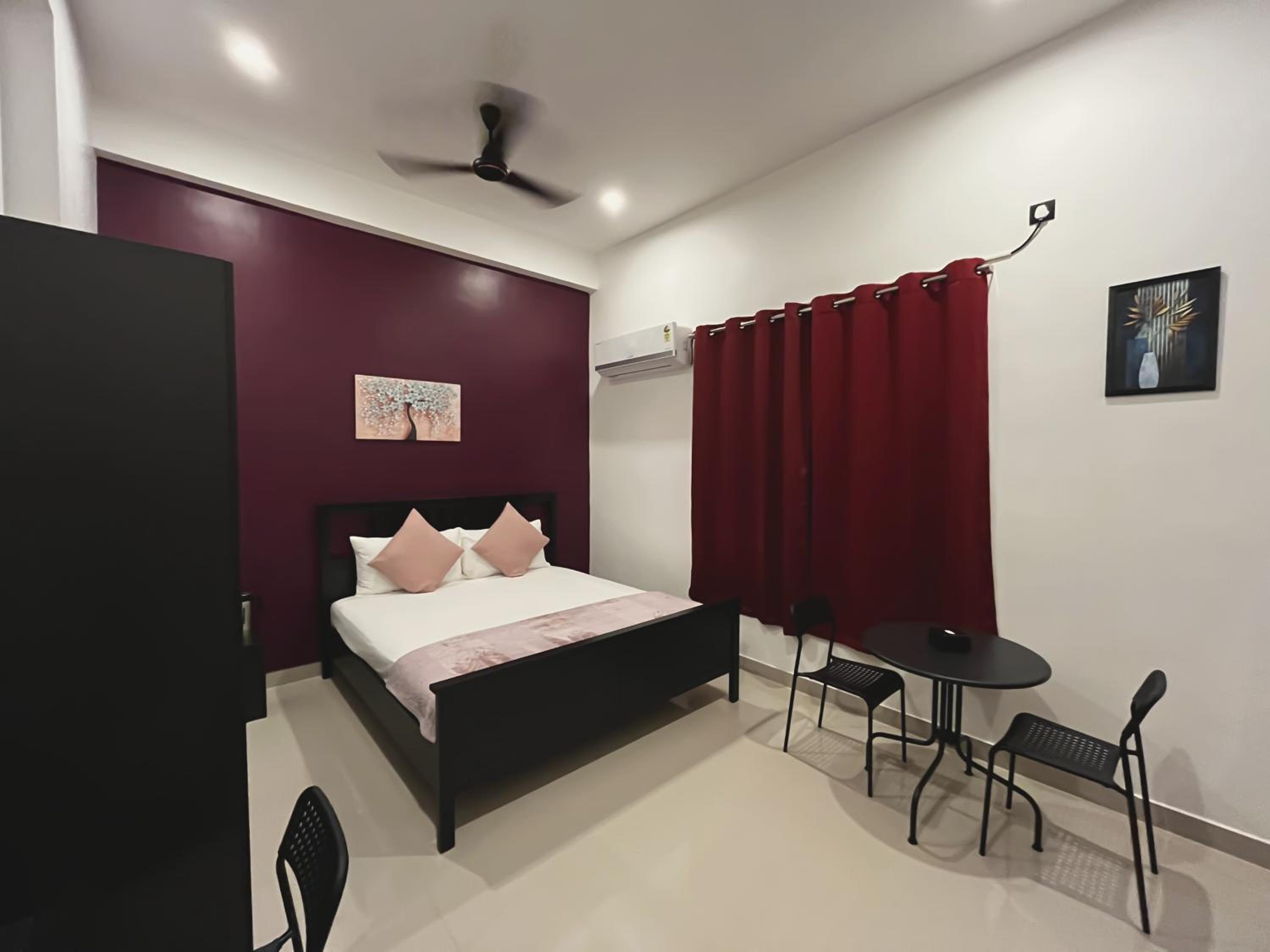 Deluxe King Room - Photo 13