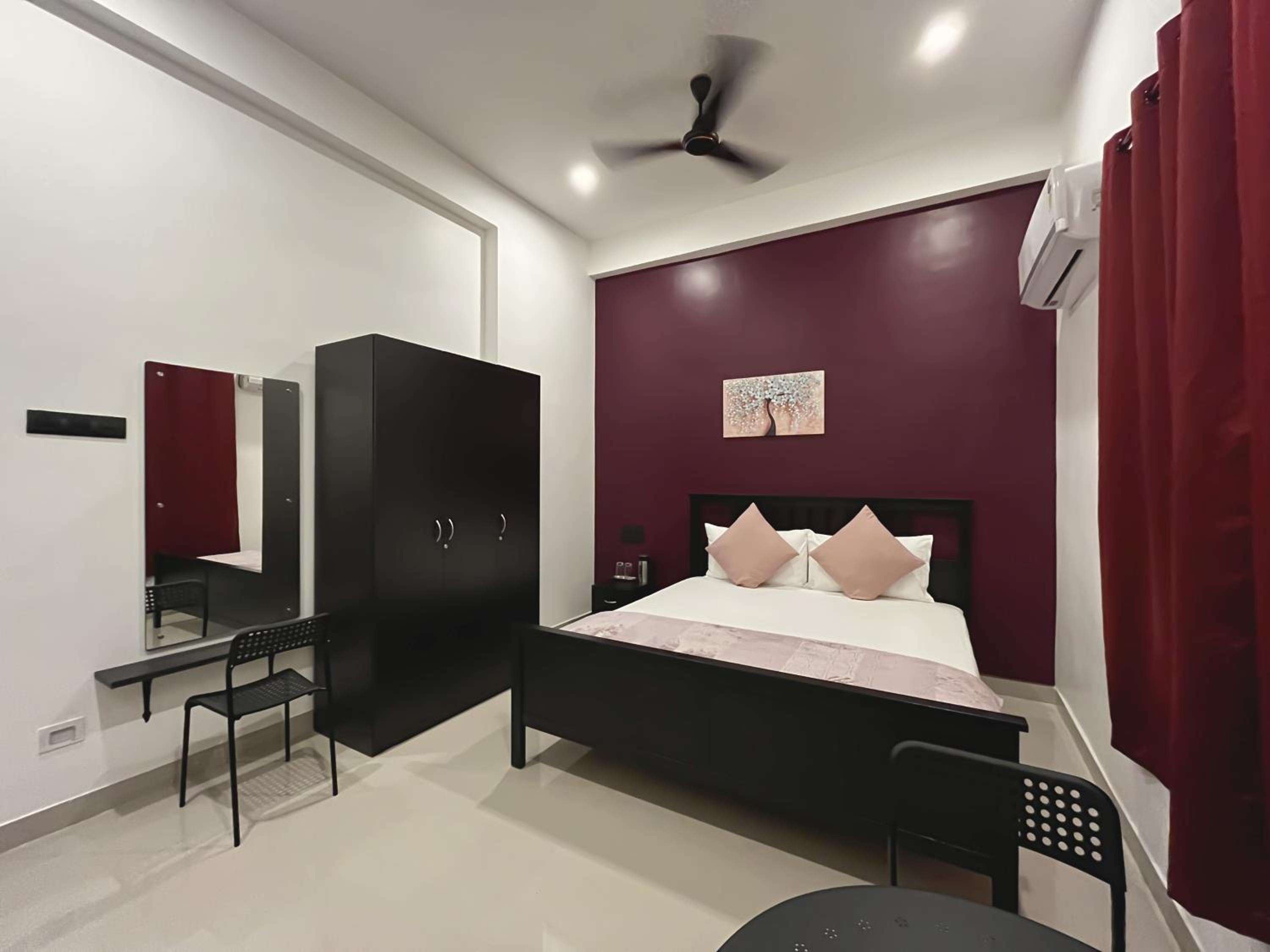 Deluxe King Room - Photo 12