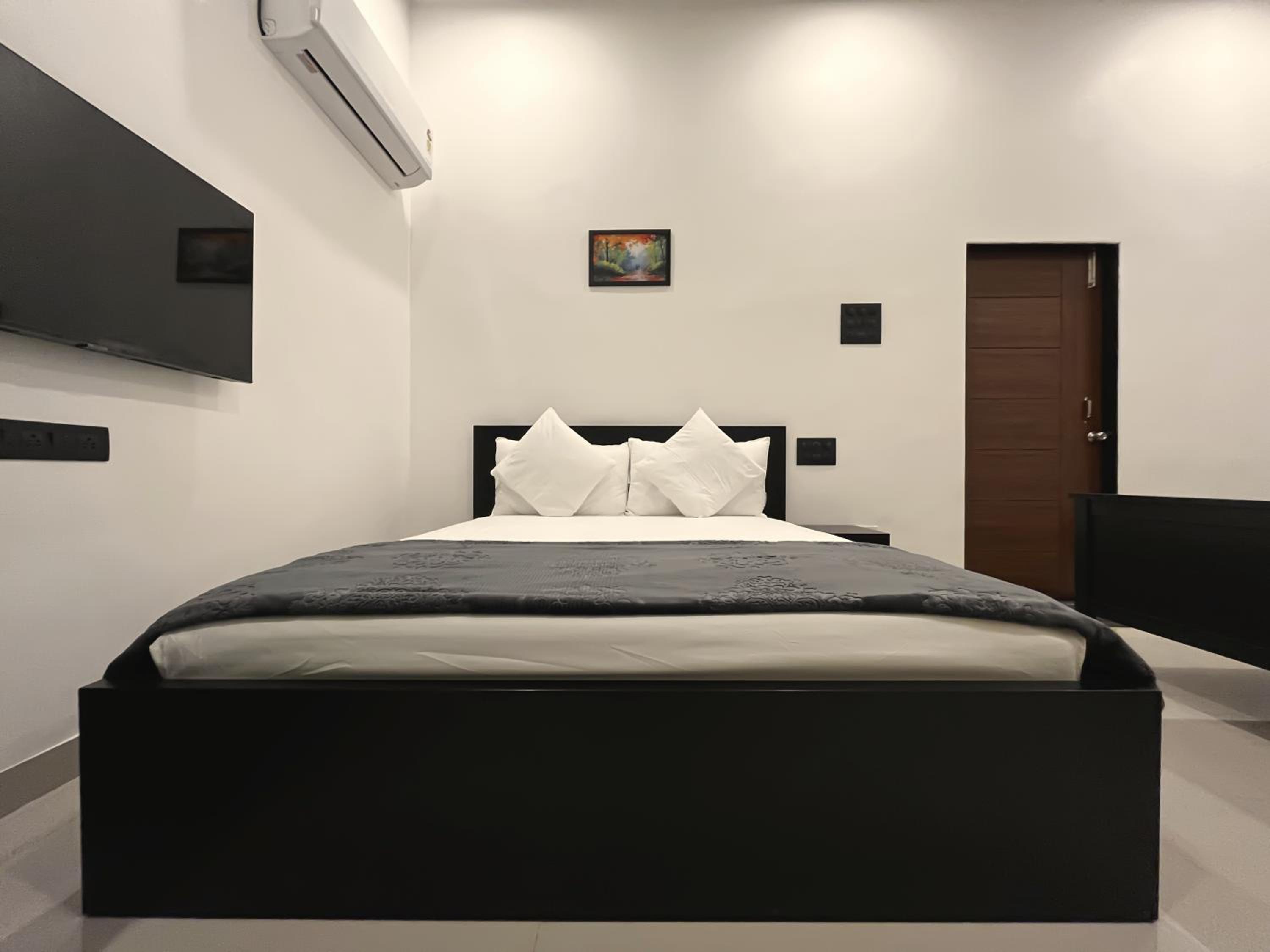 Deluxe Family Suite - Photo 15