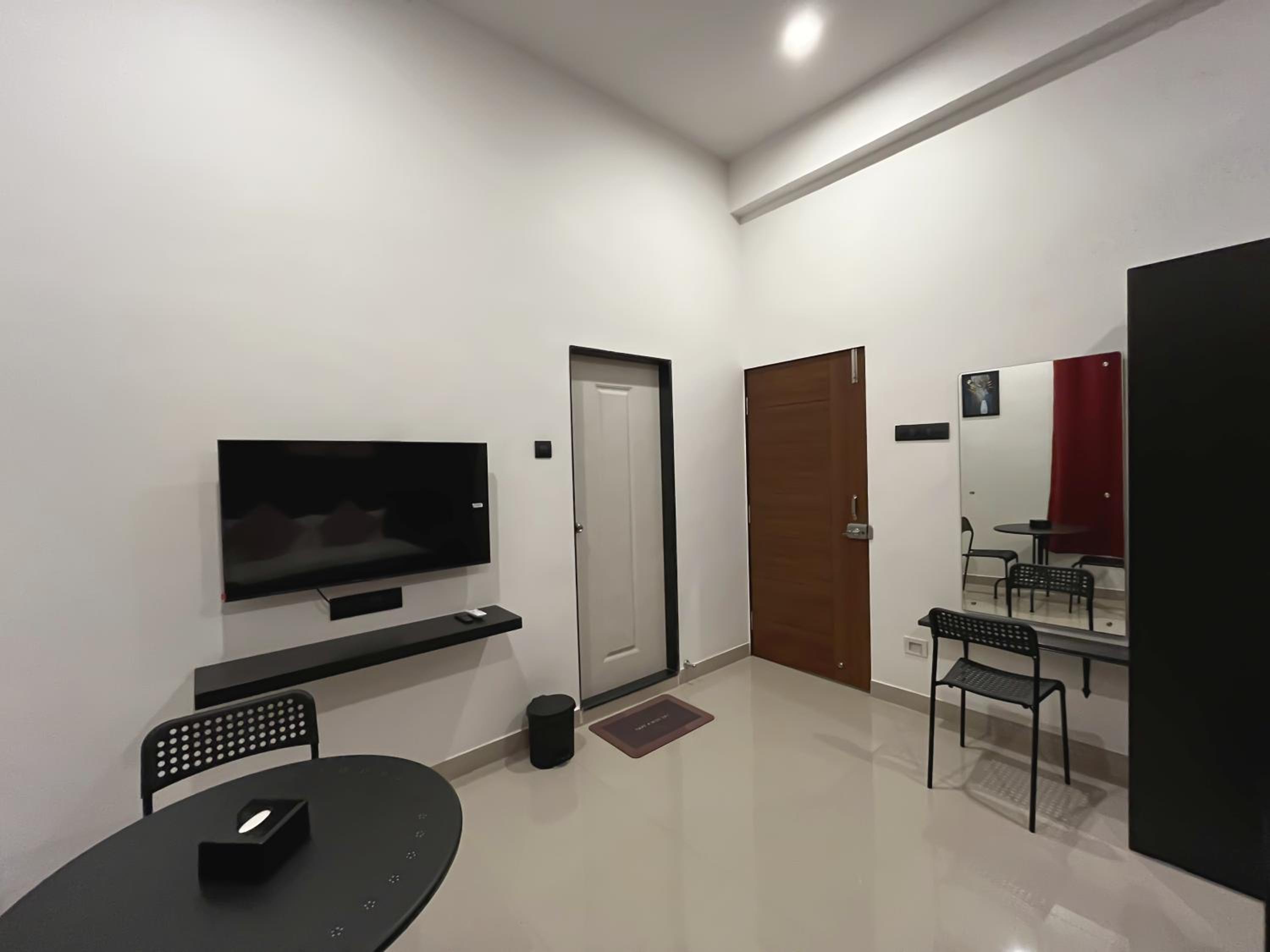 Deluxe King Room - Photo 6
