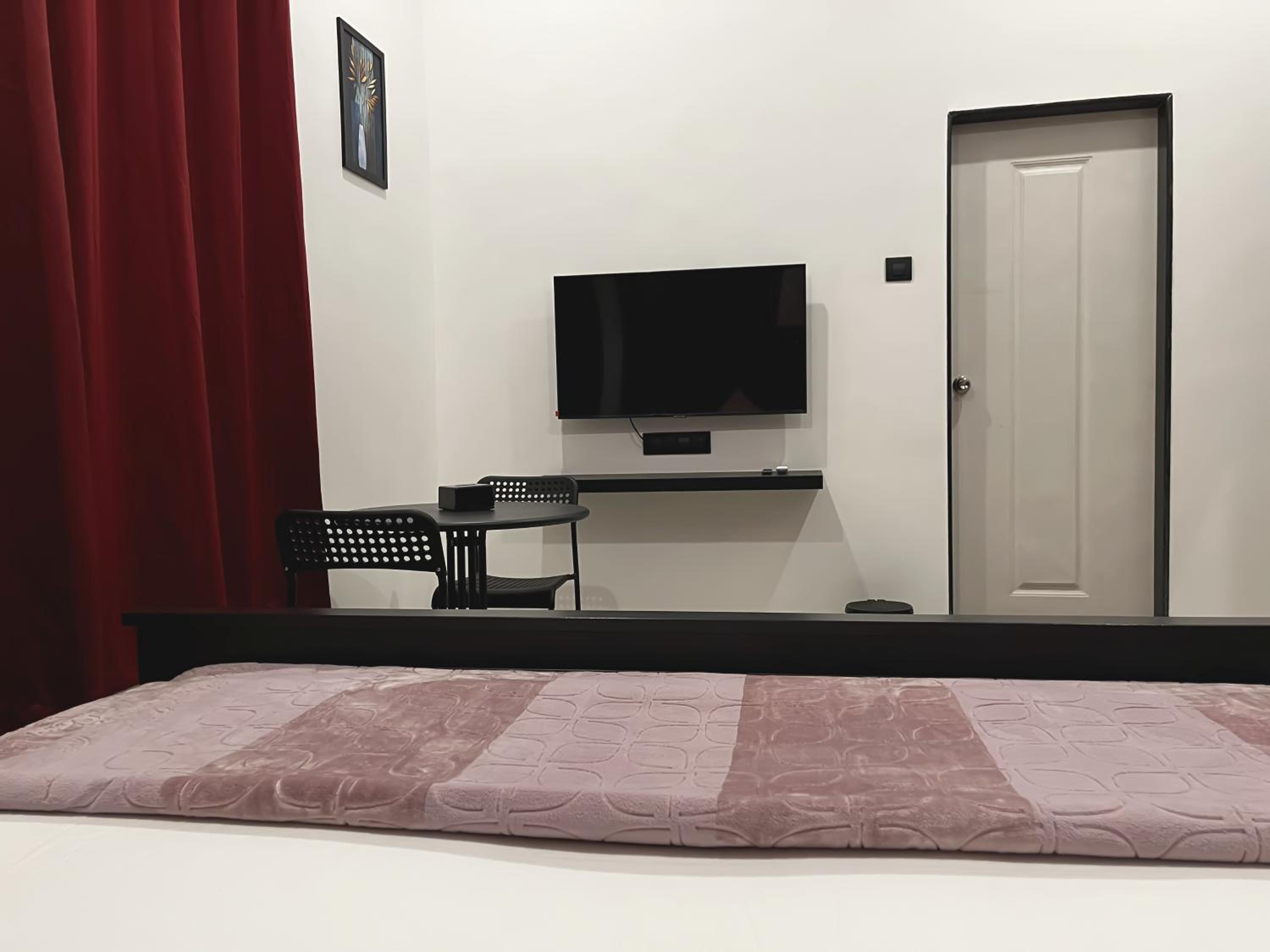 Deluxe King Room - Photo 9