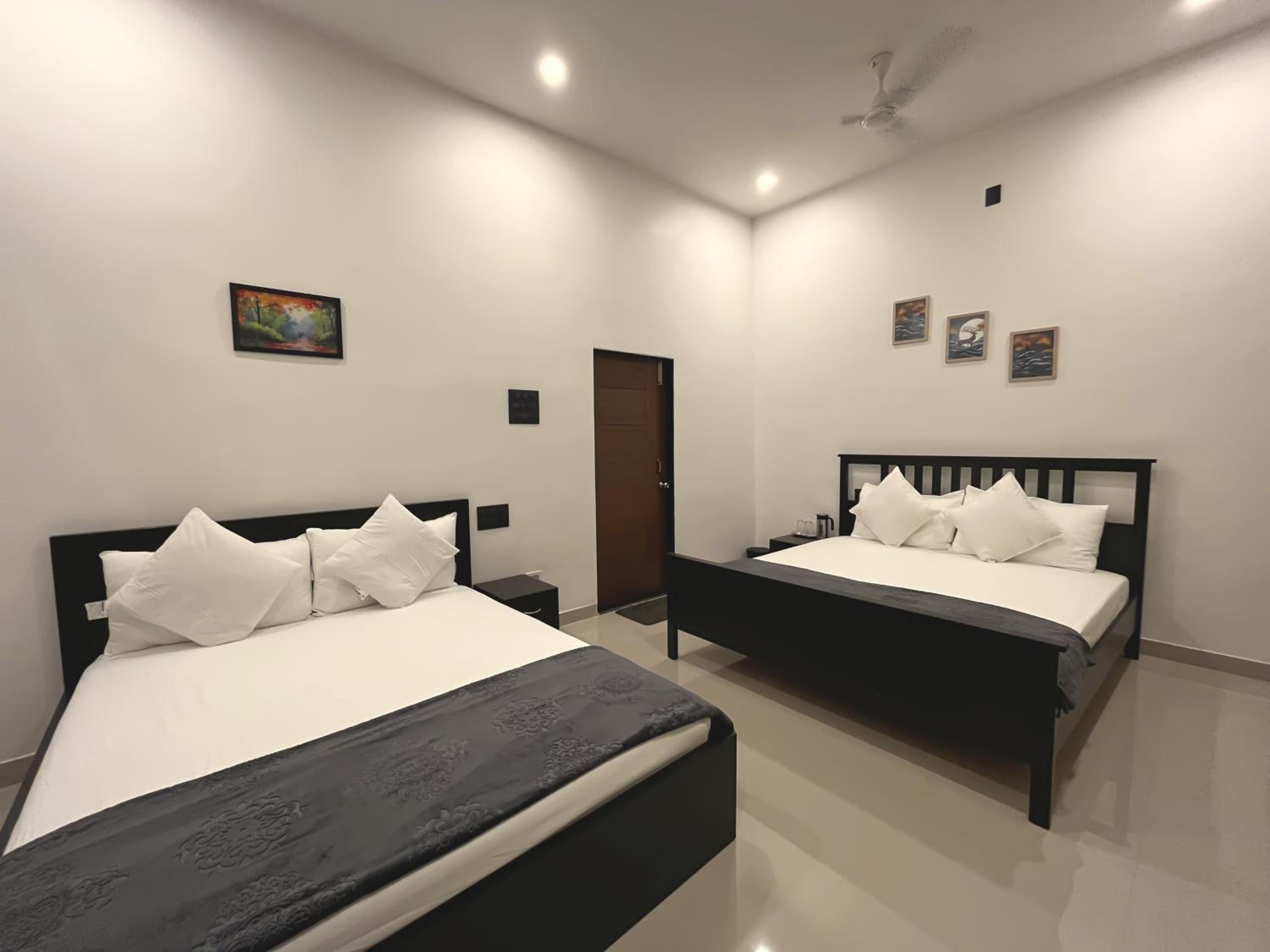 Deluxe Family Suite - Photo 18