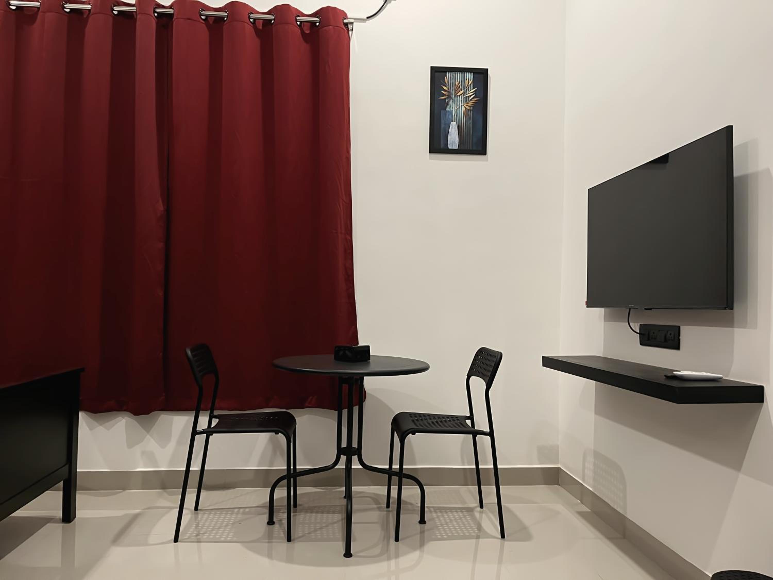 Deluxe King Room - Photo 8