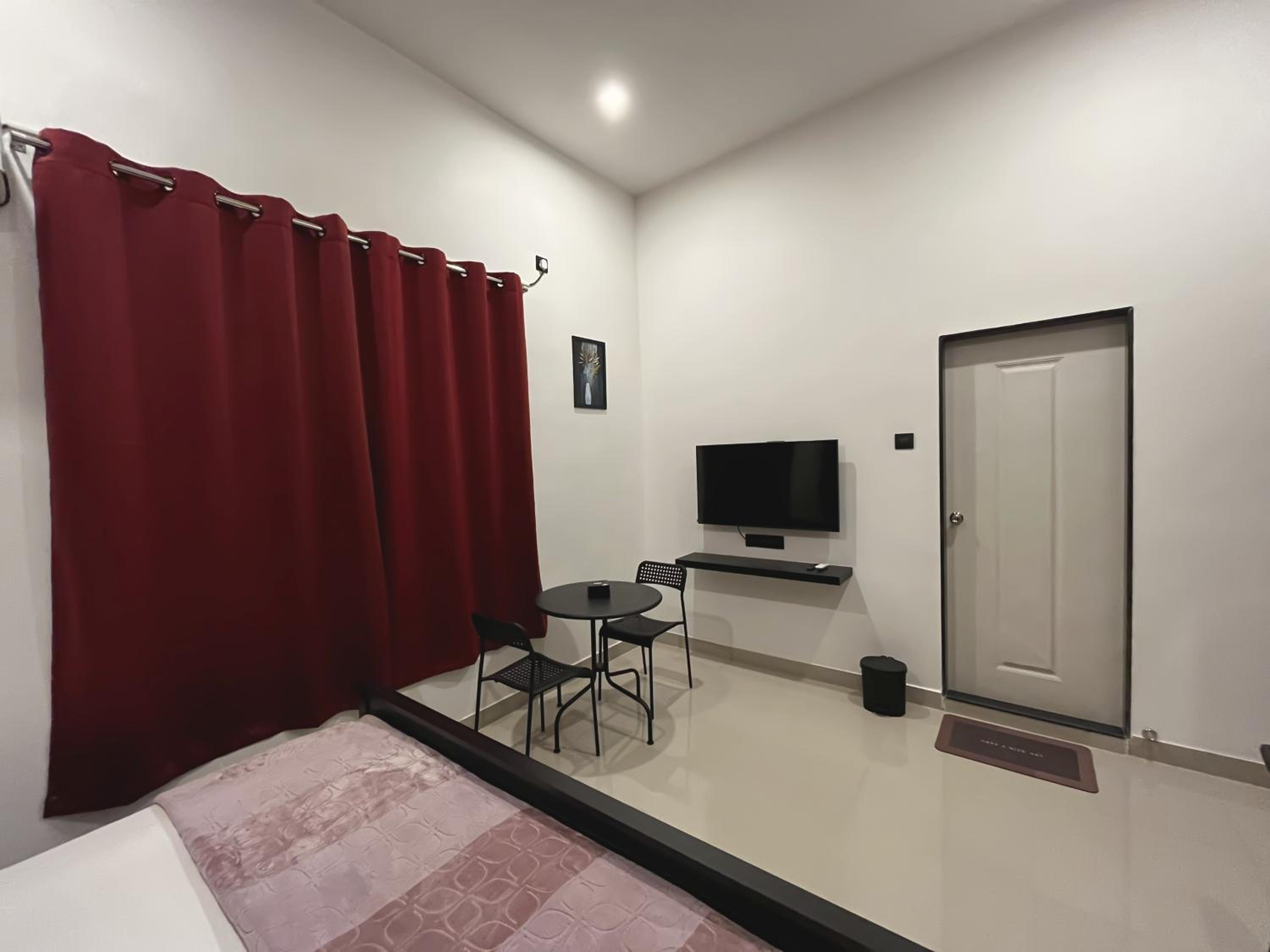 Deluxe King Room - Photo 7