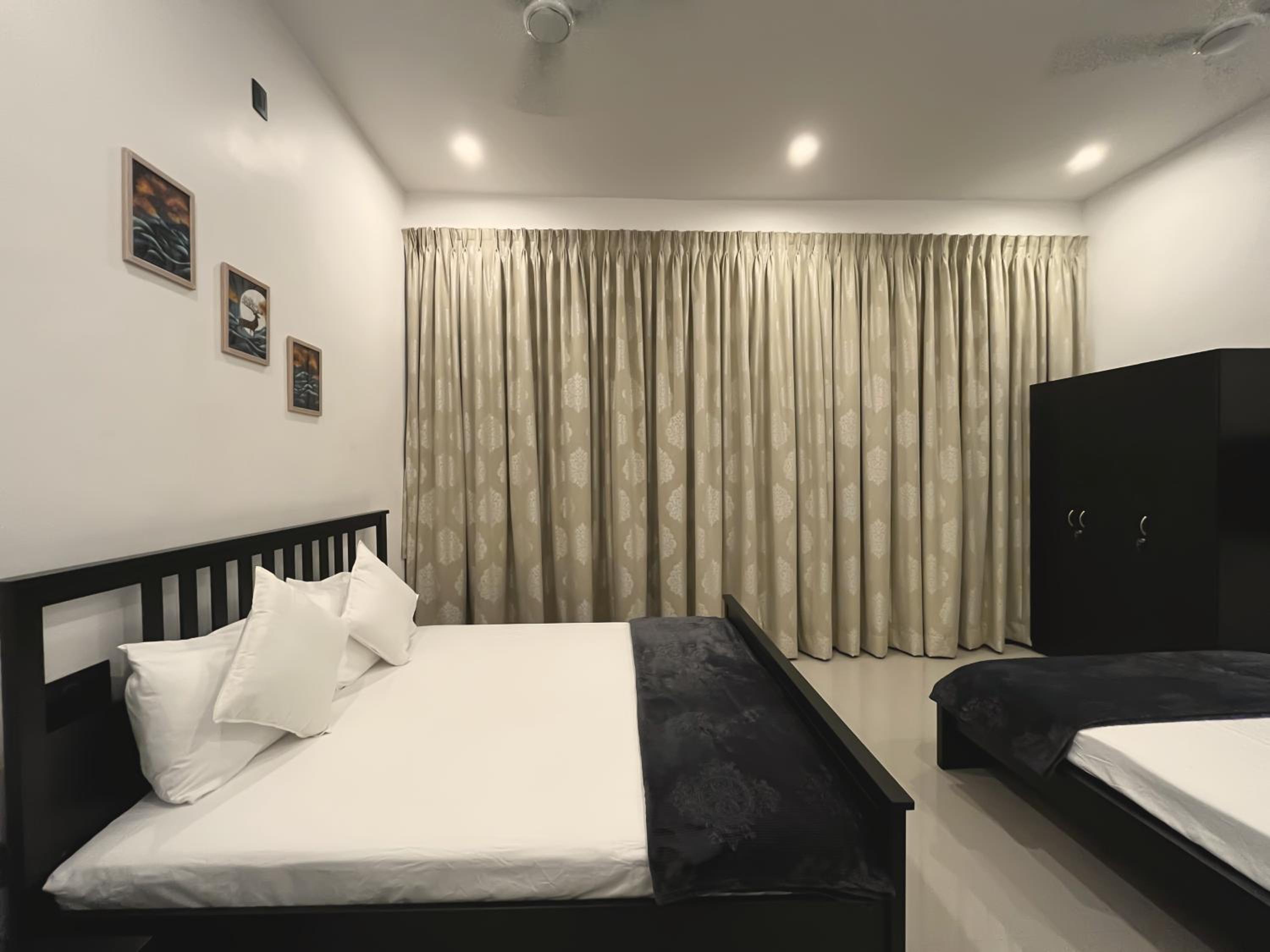 Deluxe Family Suite - Photo 17