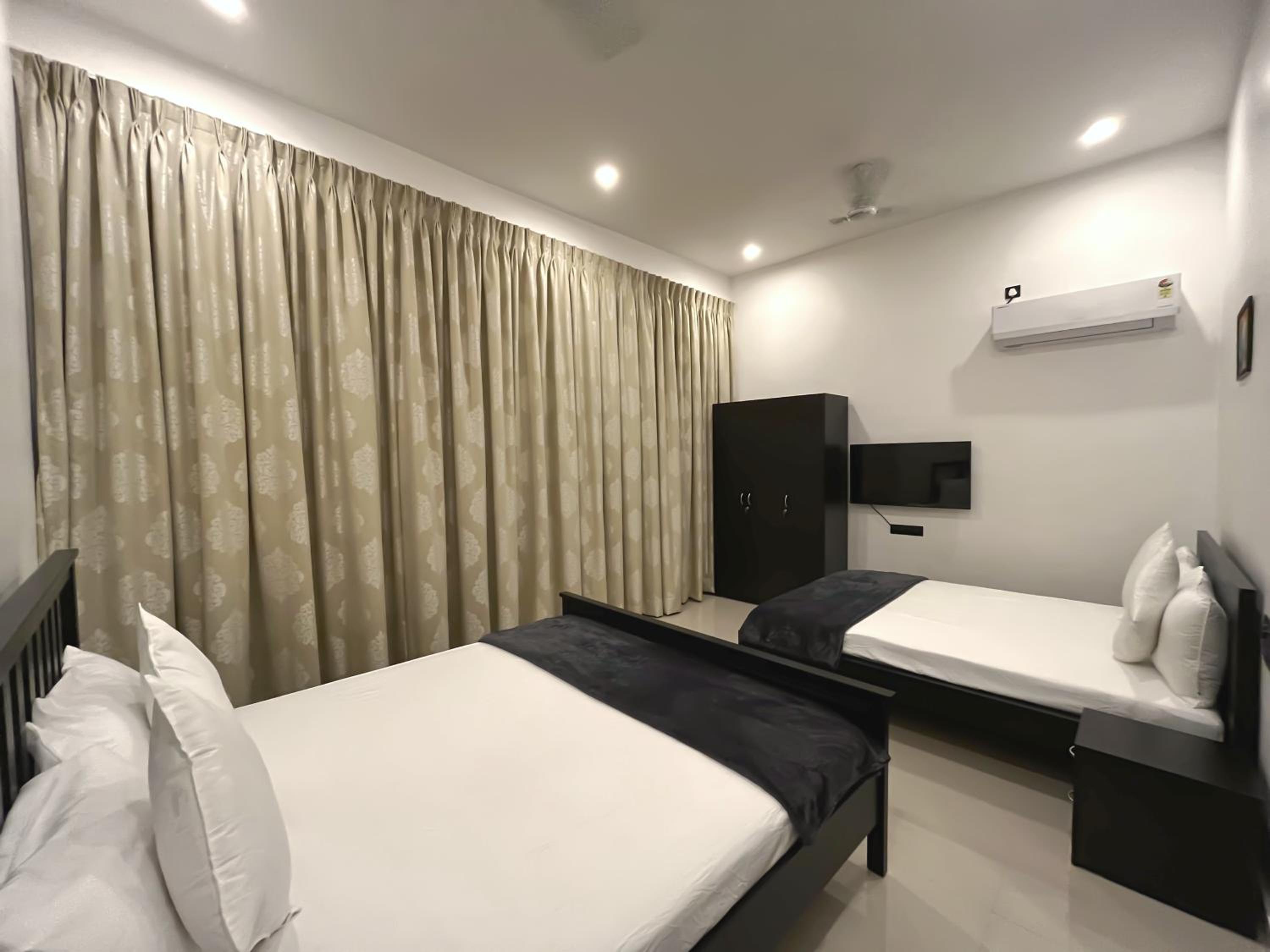 Deluxe Family Suite - Photo 1