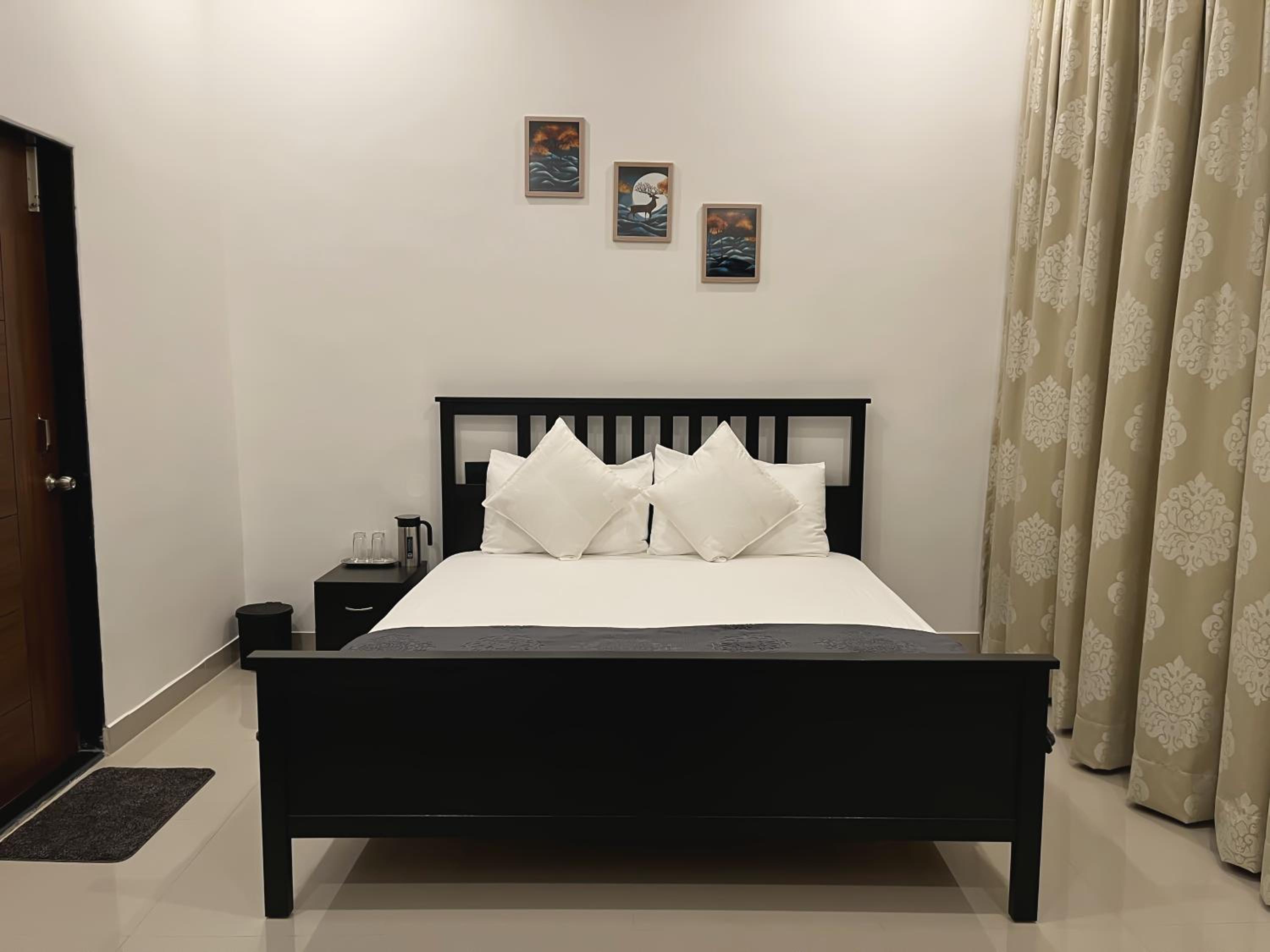 Deluxe Family Suite - Photo 16