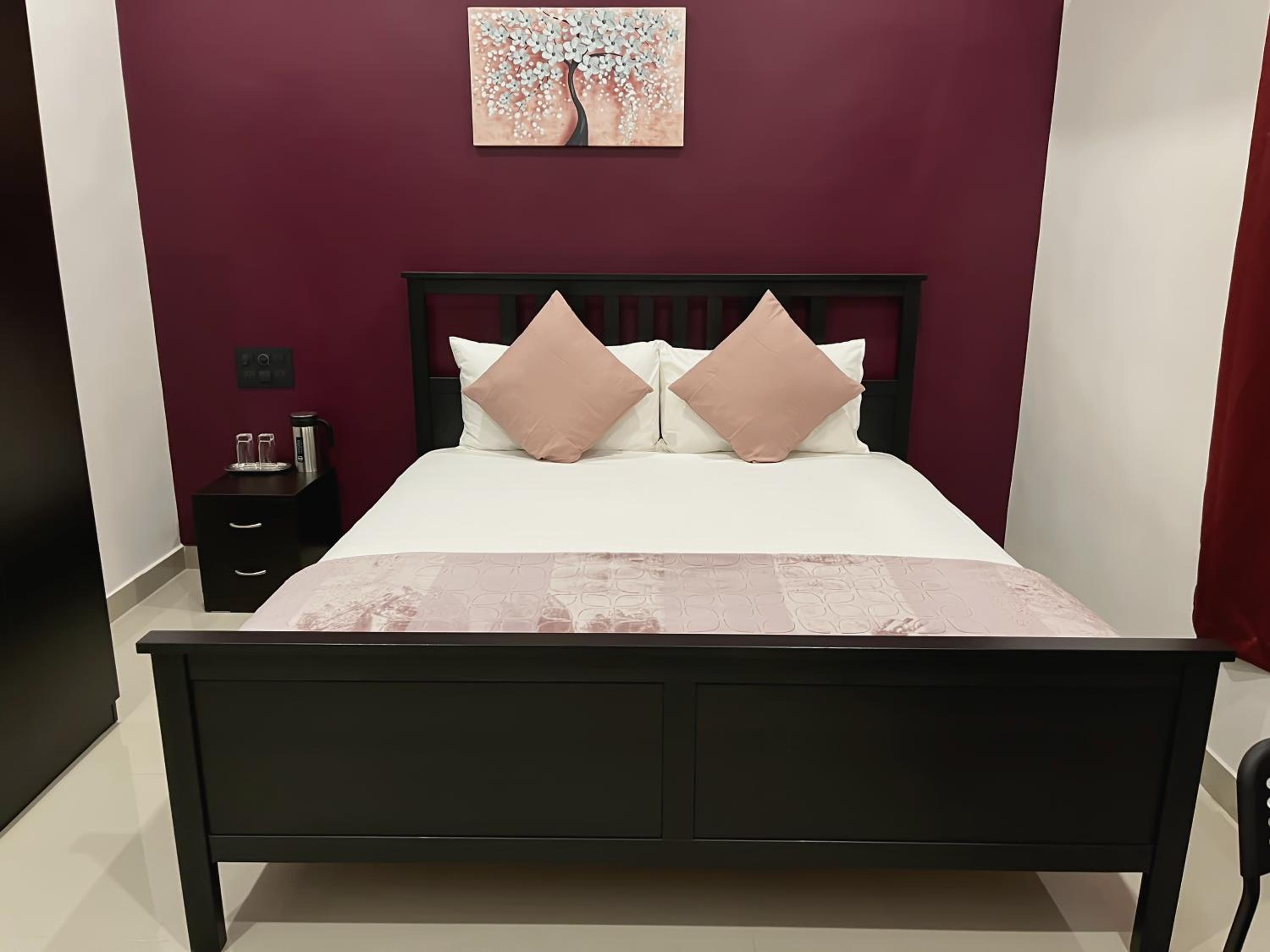 Deluxe King Room - Photo 11