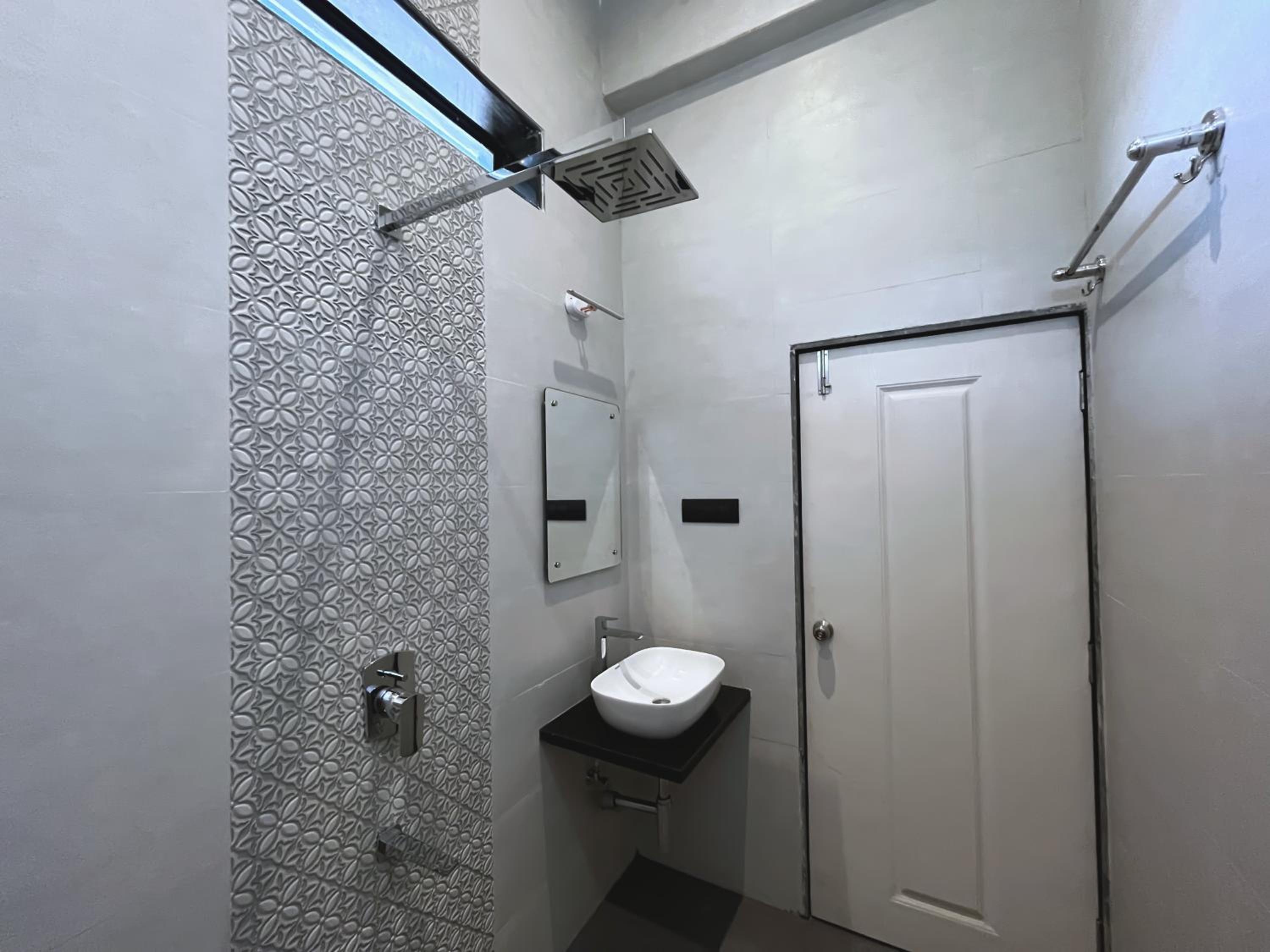 Deluxe Family Suite - Photo 11