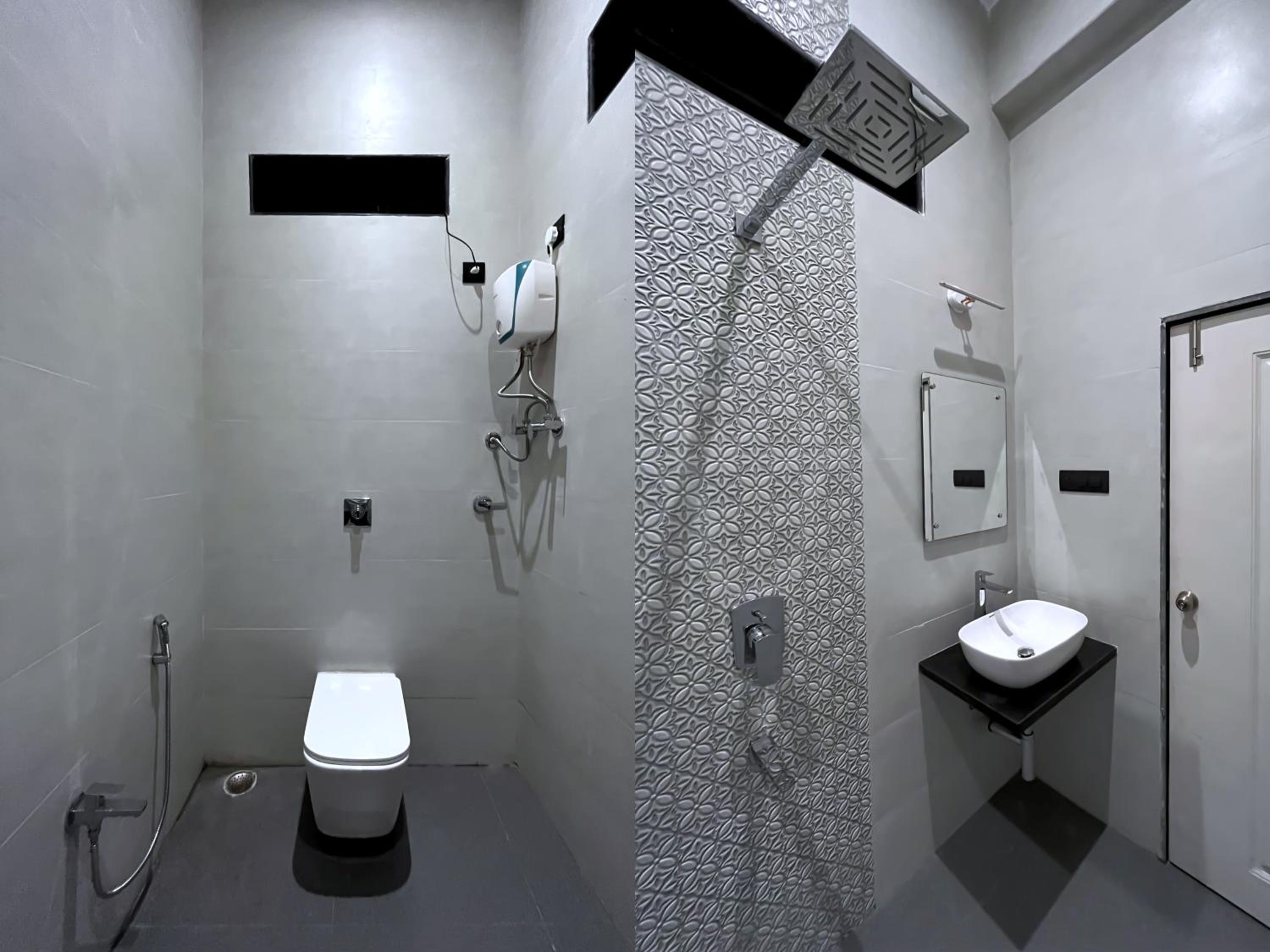 Deluxe Family Suite - Photo 10