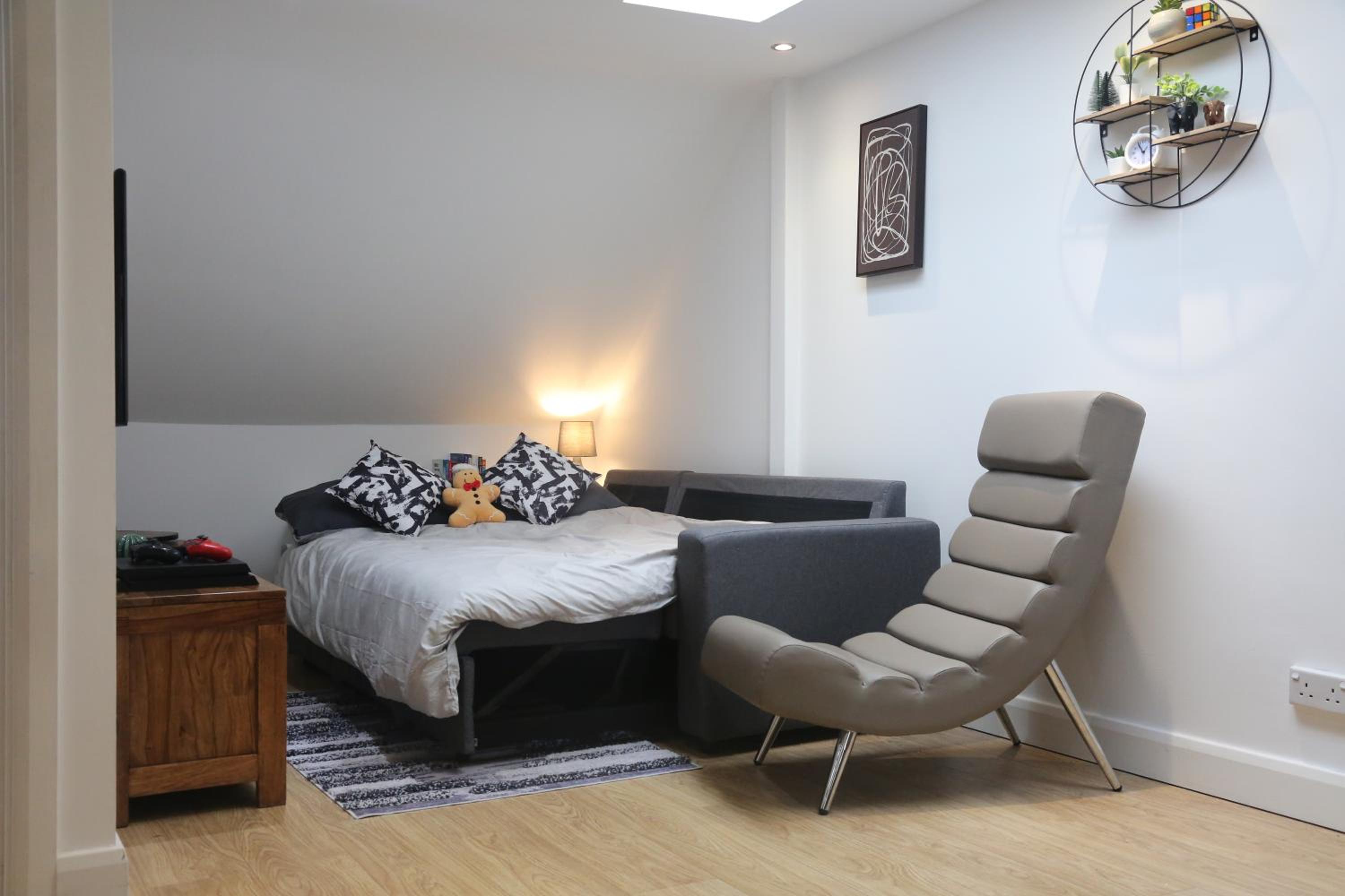 One-Bedroom Apartment photo 1