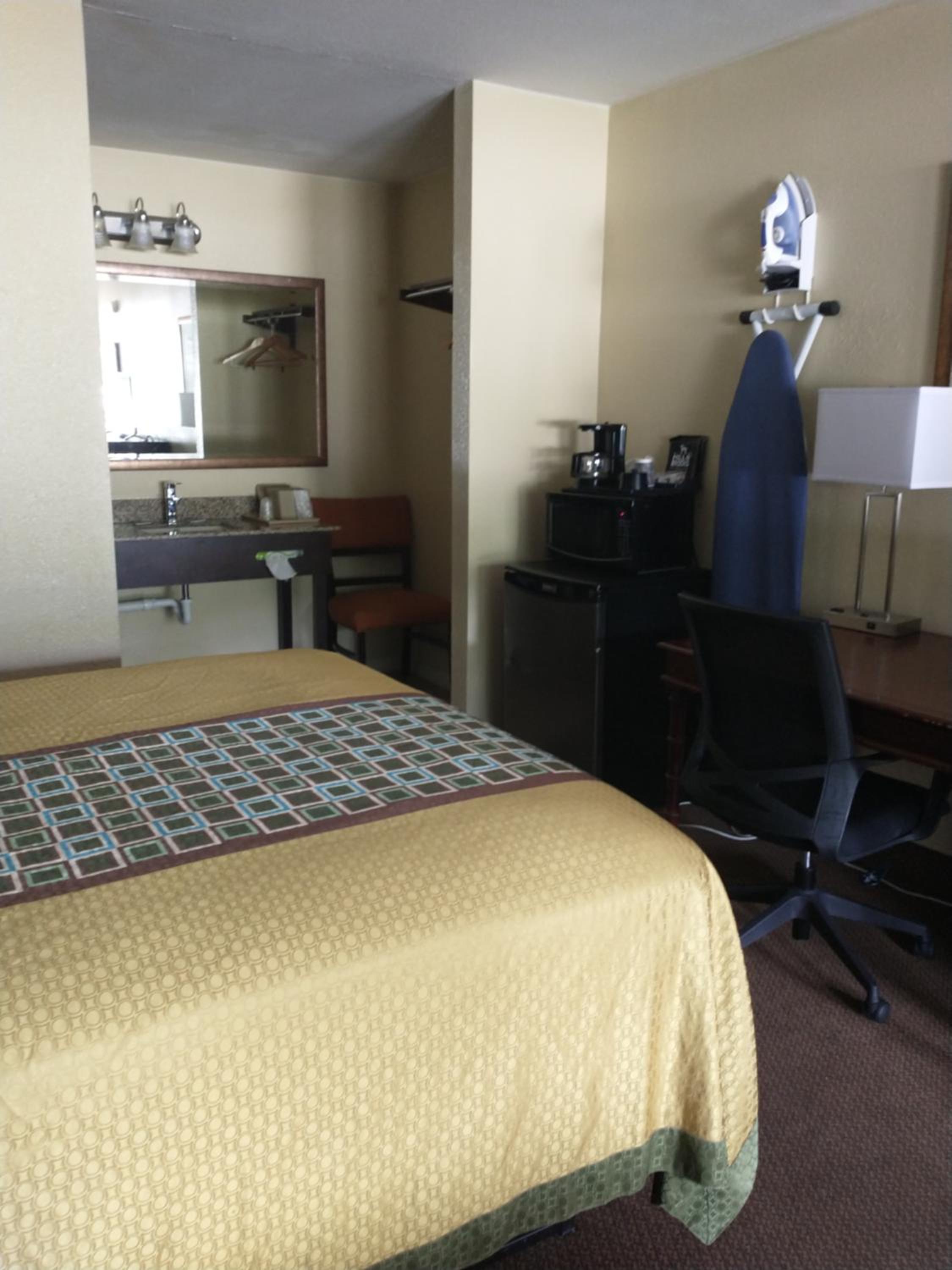 Queen Room photo 2
