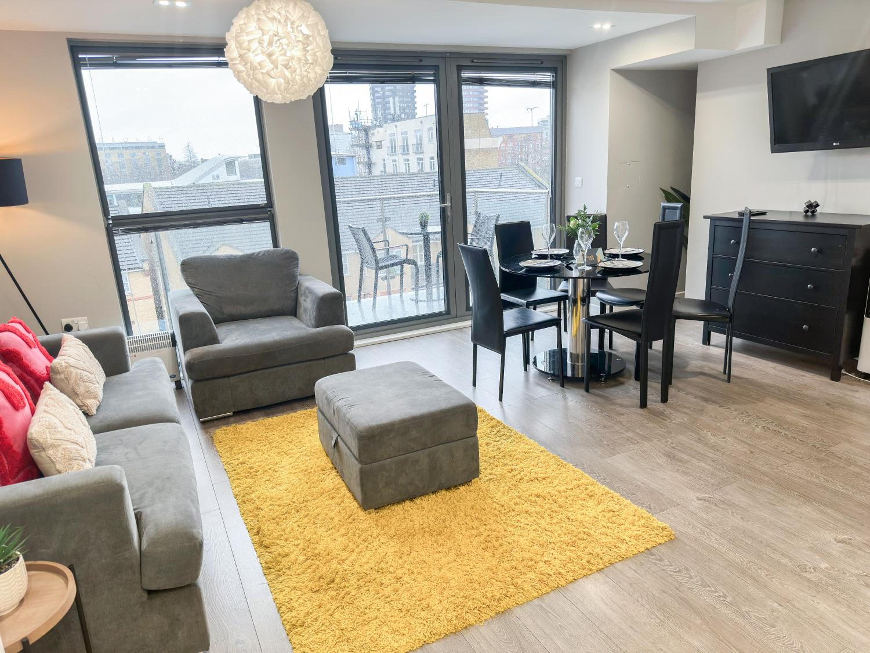 Three-Bedroom Apartment with Balcony photo 3