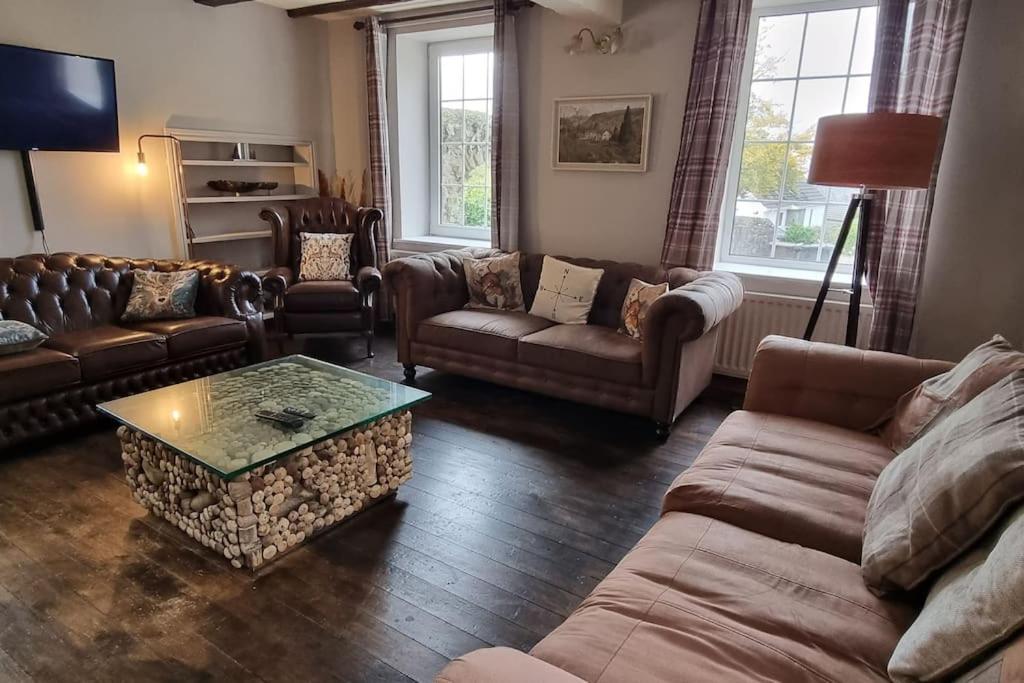 Five-Bedroom House photo 1
