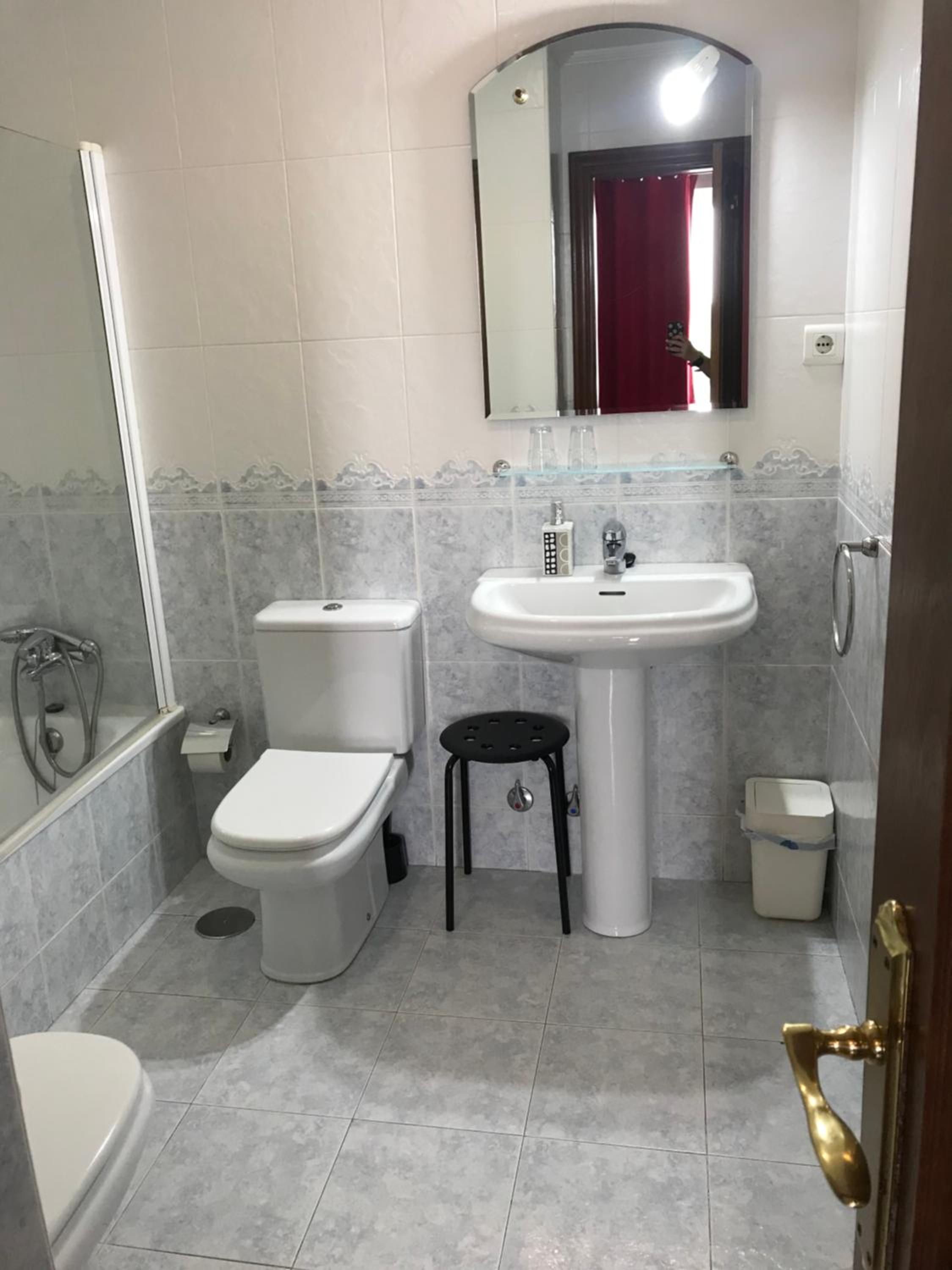 Twin Room with Private Bathroom photo 3