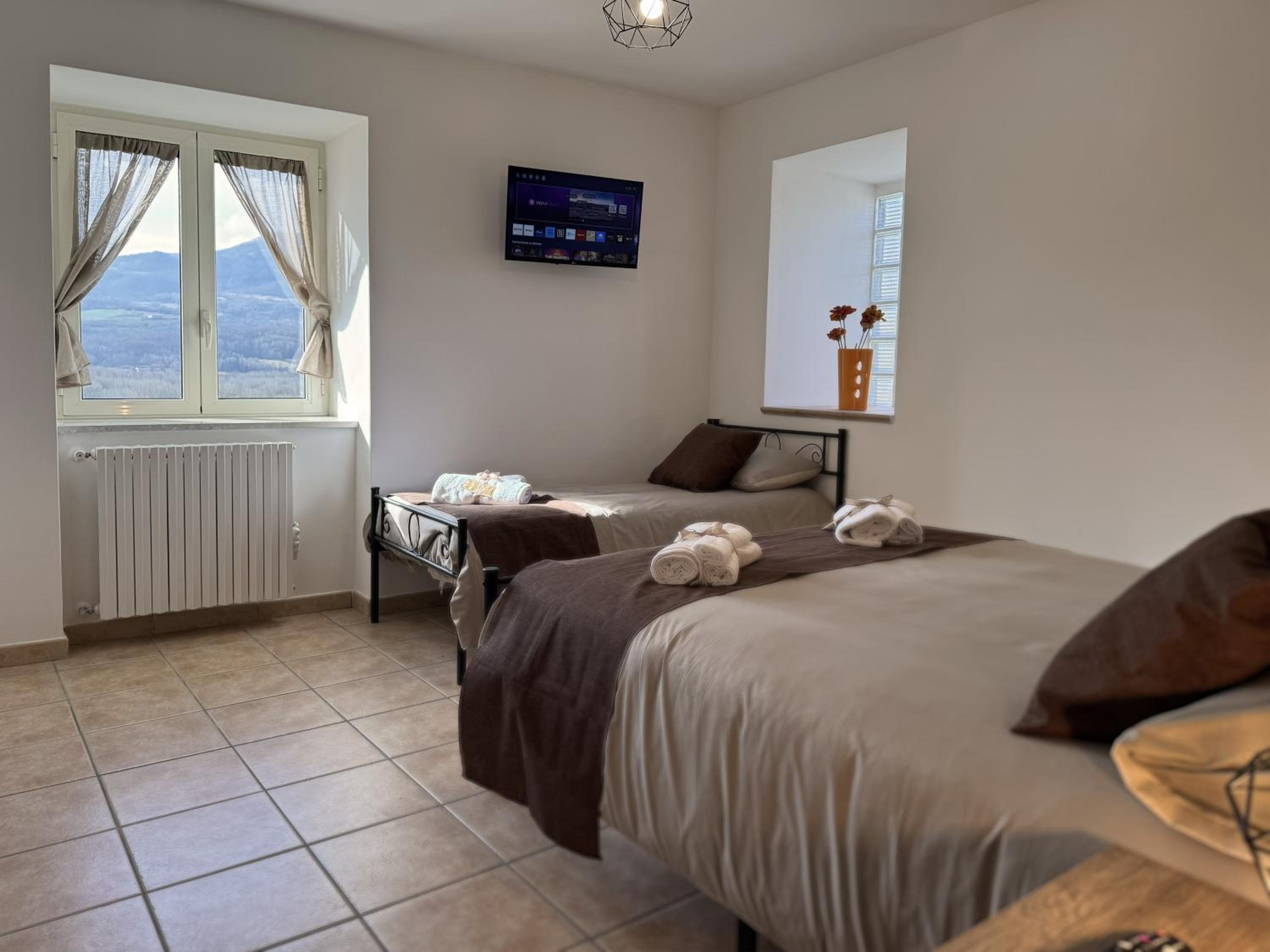 Family Room with Mountain View photo 2