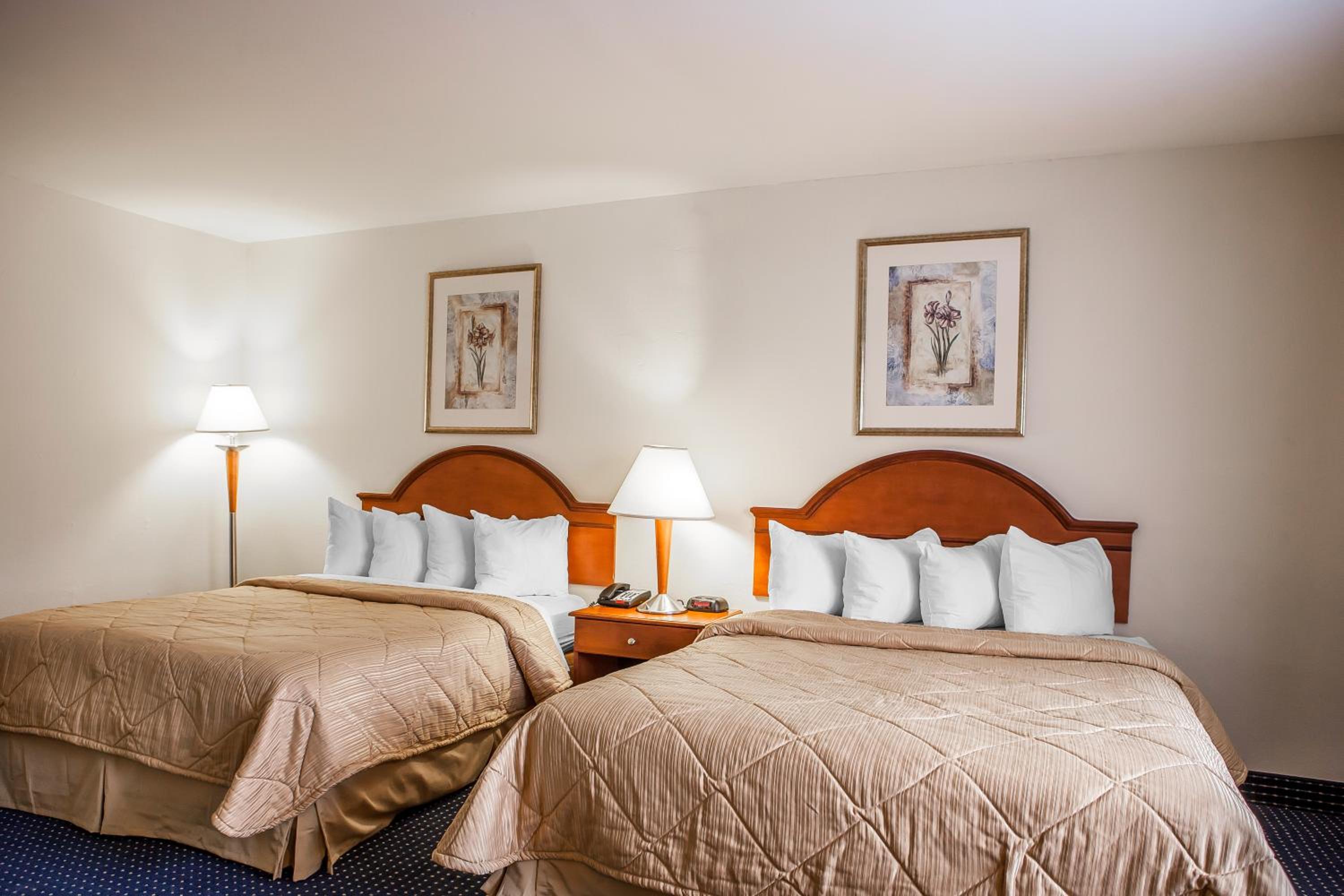 Queen Room with Two Queen Beds - Non-Smoking - Photo 5