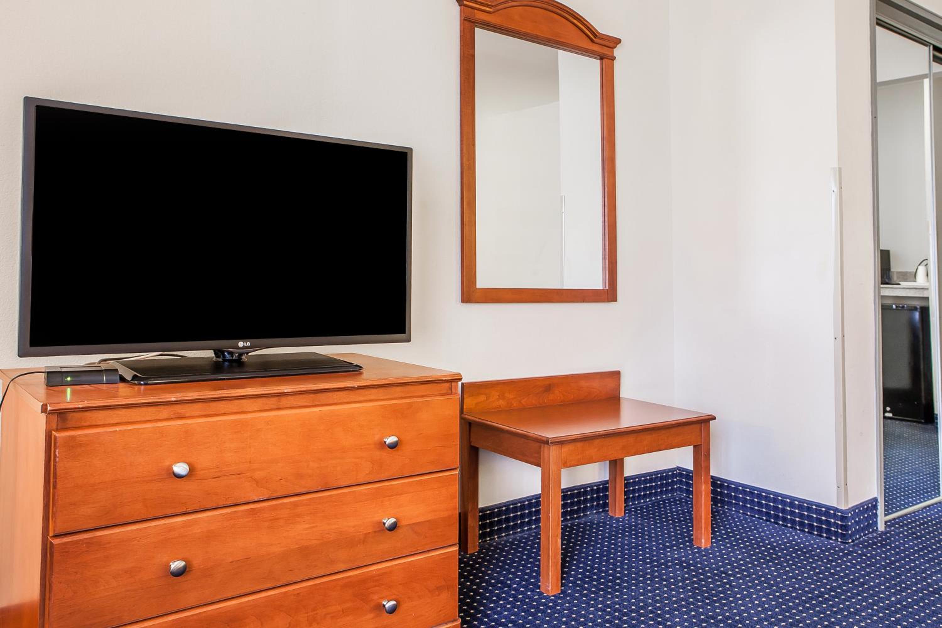 Queen Room with Two Queen Beds - Non-Smoking - Photo 6