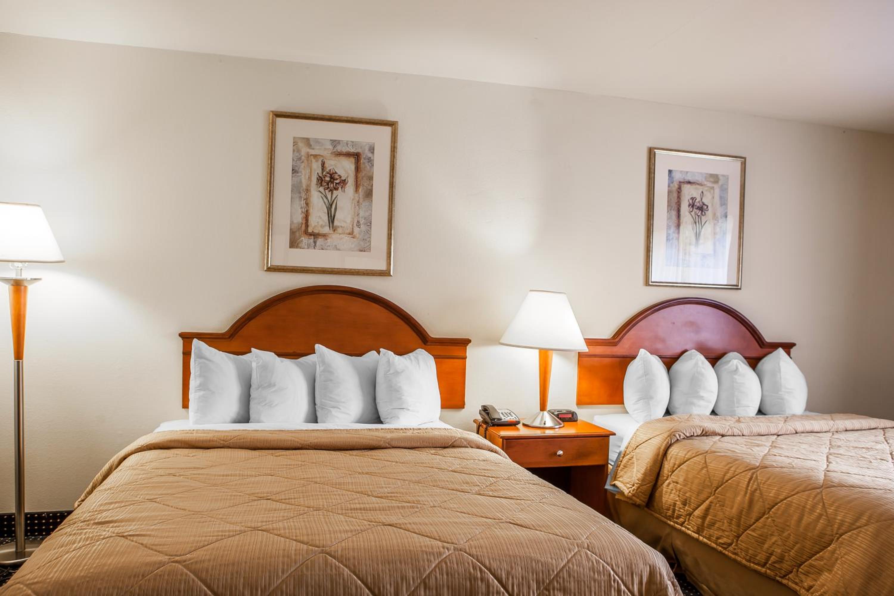 Queen Room with Two Queen Beds - Non-Smoking - Photo 2