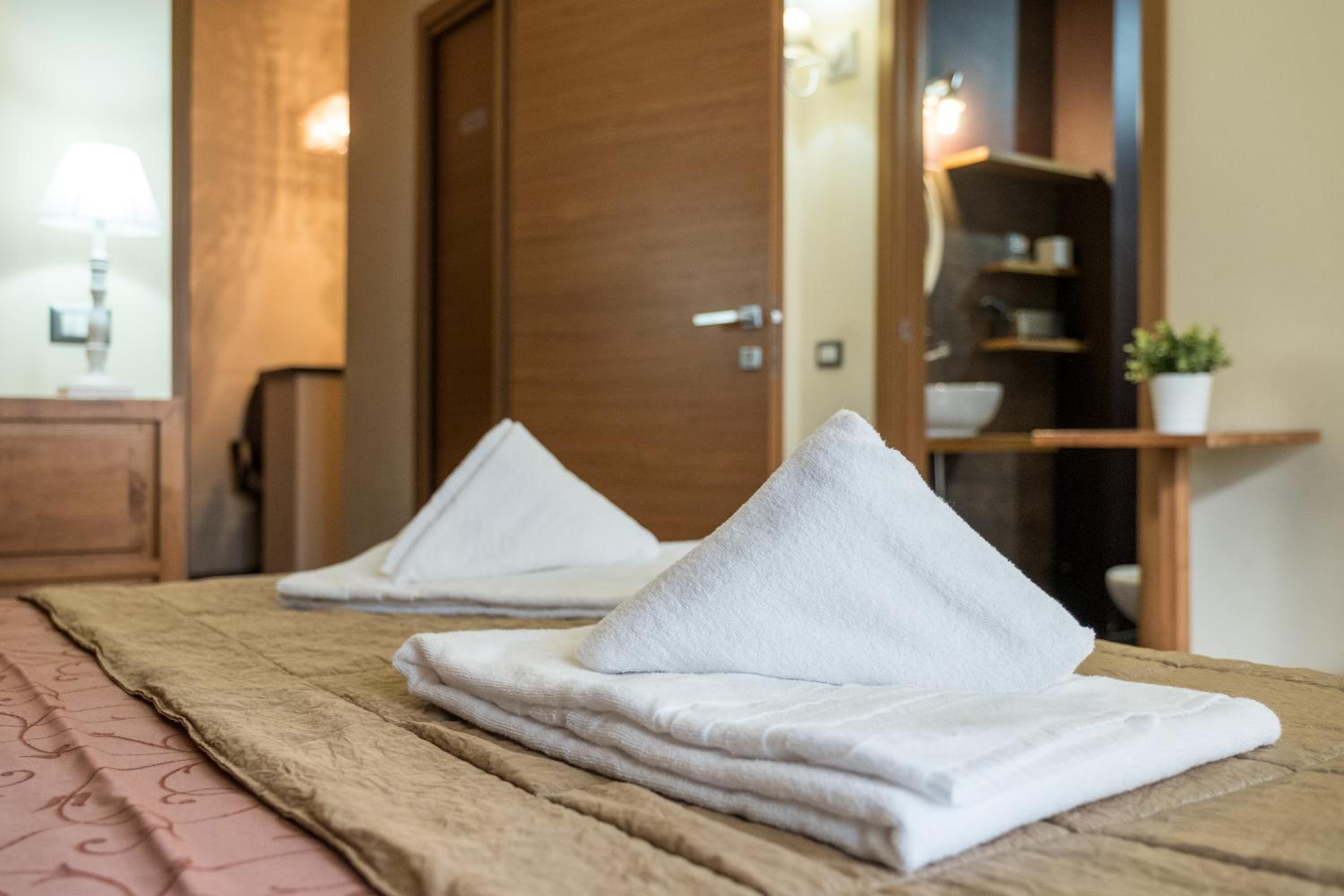 Double Room with Spa Bath and Balcony photo 2