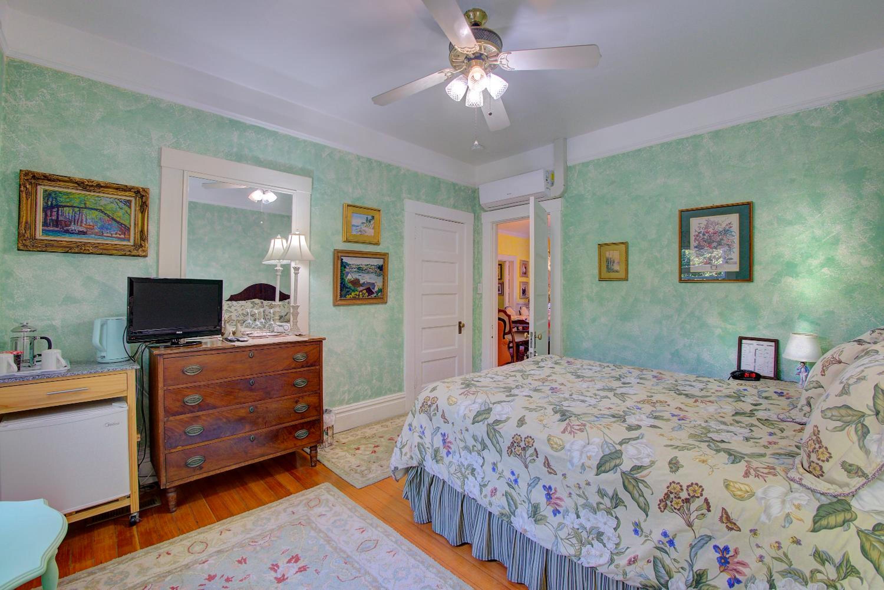 Standard Queen Room photo 1