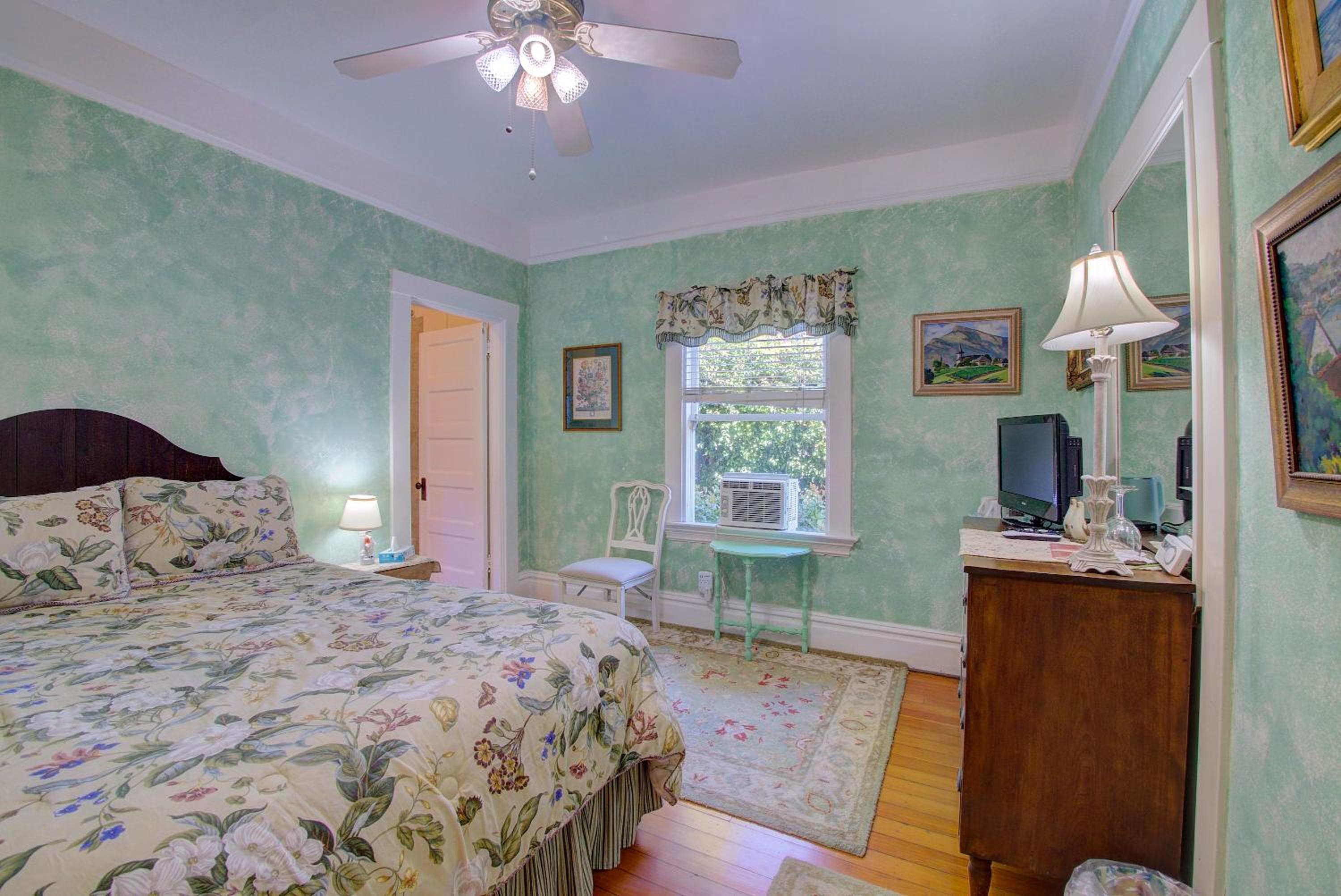 Standard Queen Room photo 3
