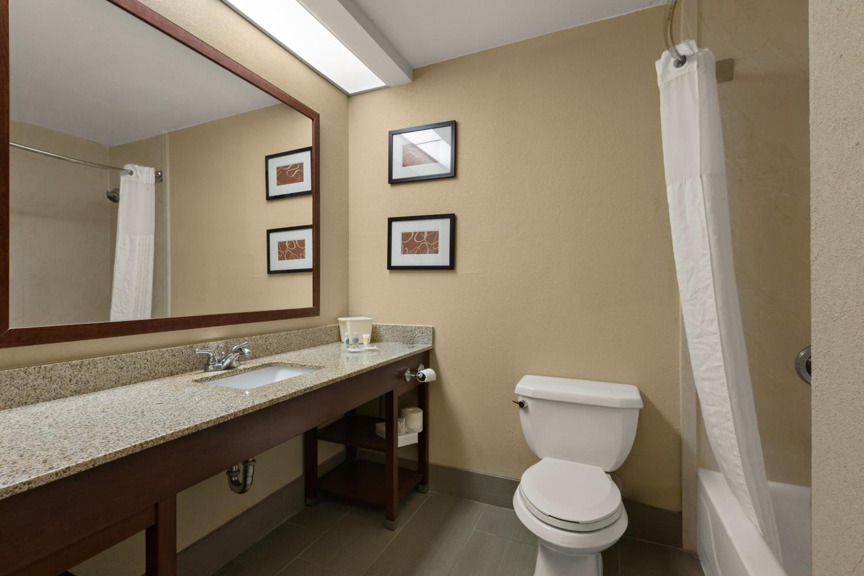 Queen Room with Two Queen Beds - Non-Smoking - Photo 2