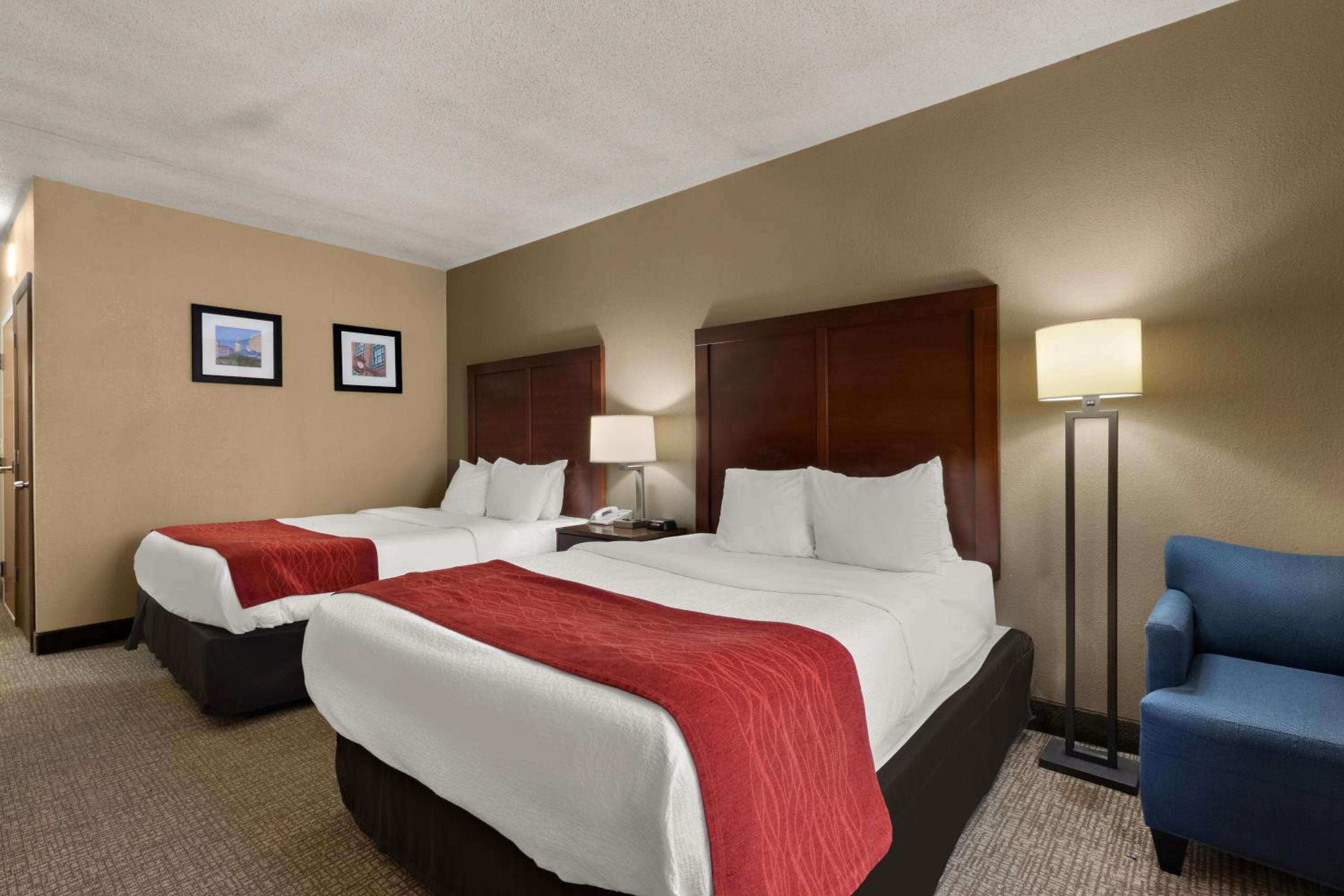 Queen Room with Two Queen Beds - Non-Smoking - Photo 4