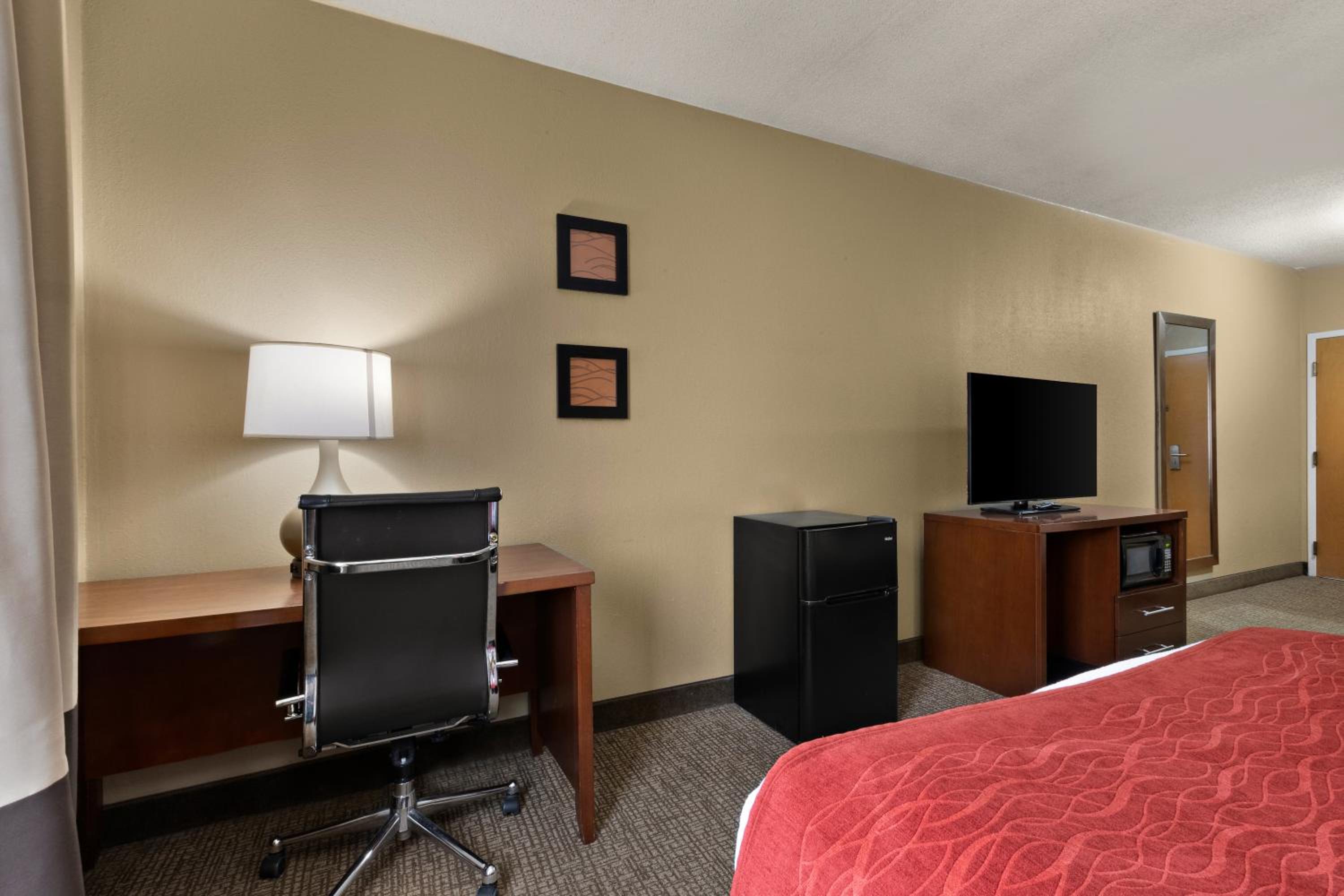 Queen Room with Two Queen Beds - Non-Smoking - Photo 3