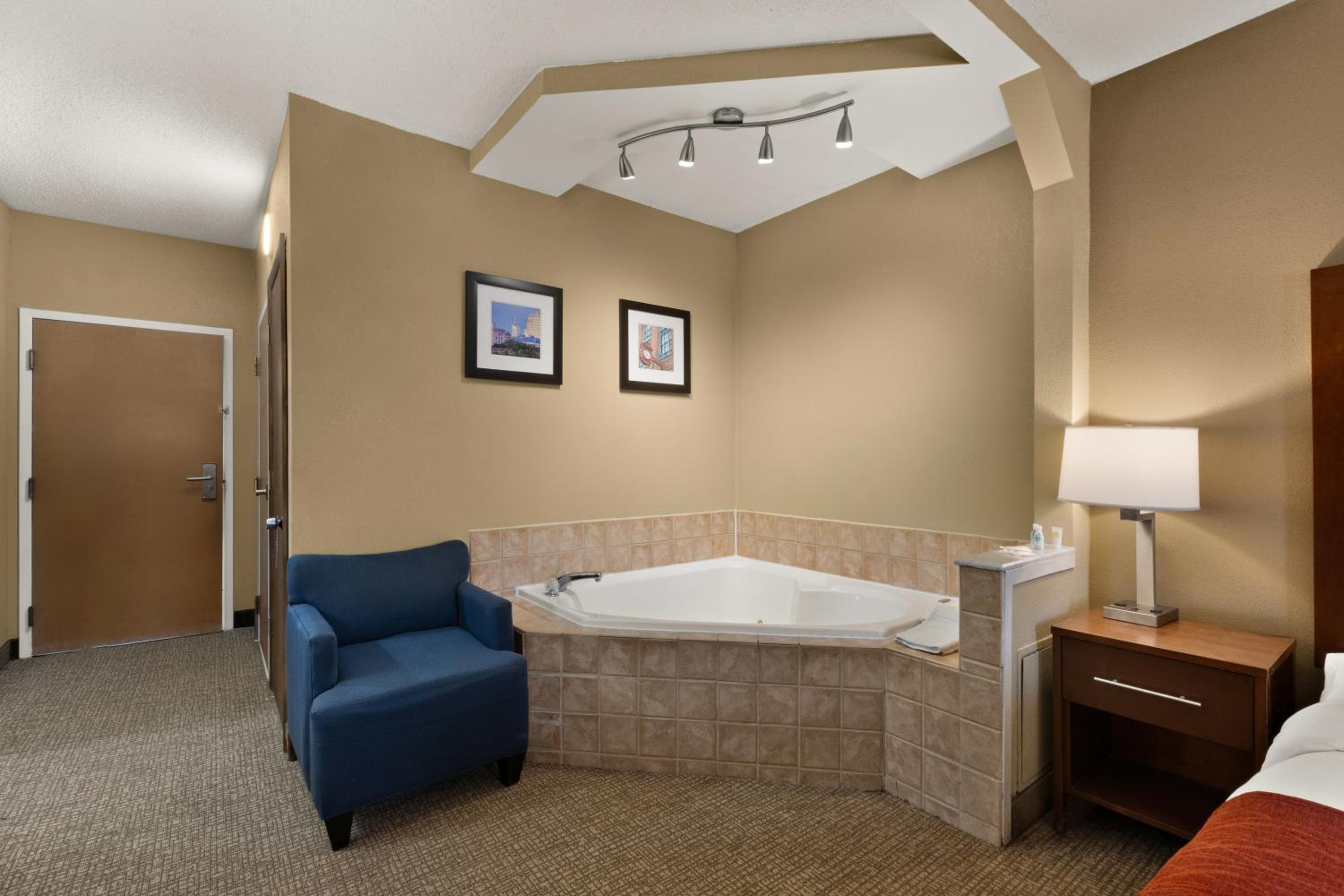 King Room - Non-Smoking - Photo 3