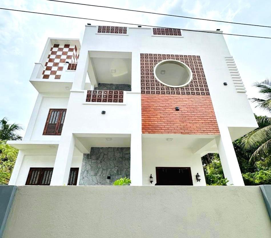 Five-Bedroom House photo 3