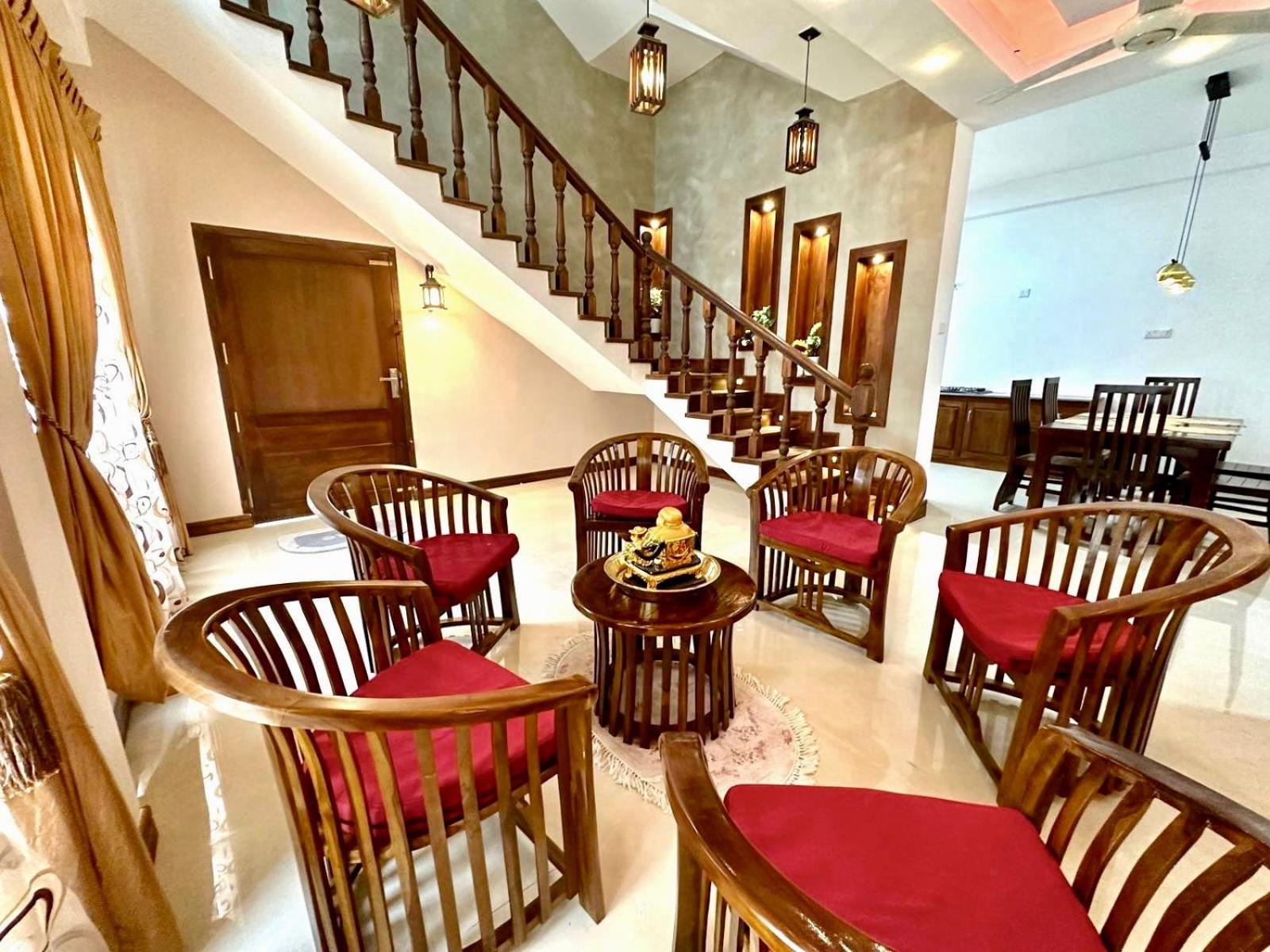 Five-Bedroom House photo 1