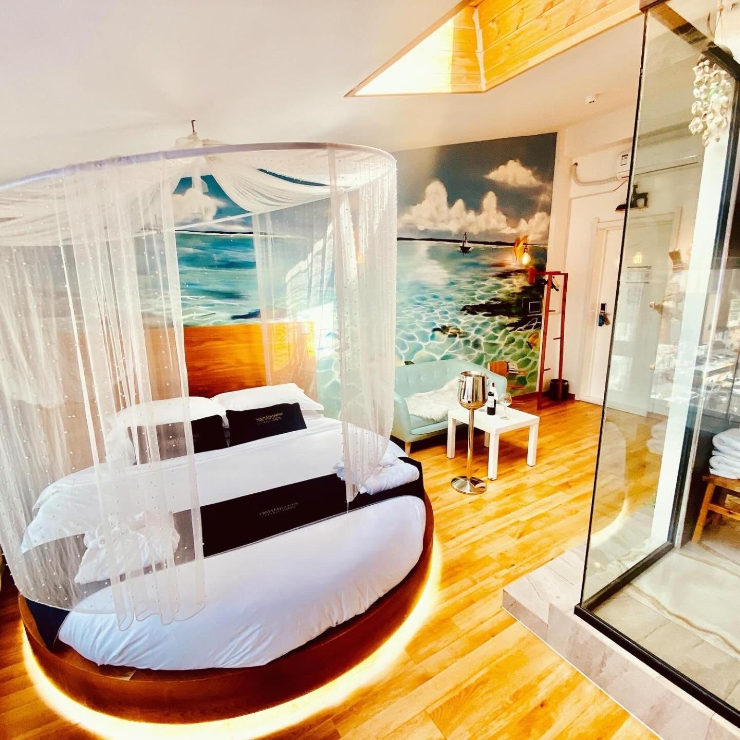 Suite with Hot Tub - Photo 40