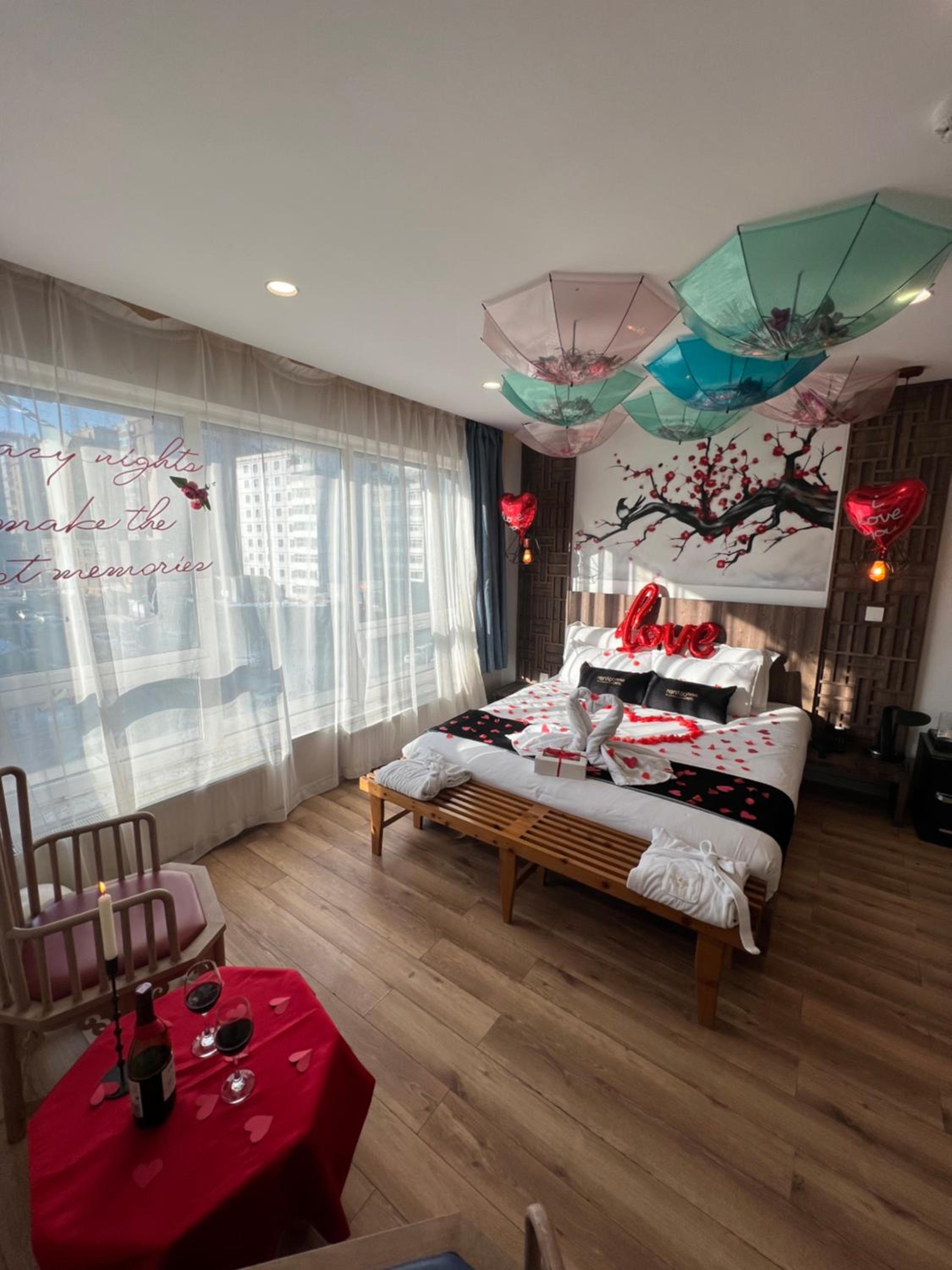 Suite with Hot Tub - Photo 49