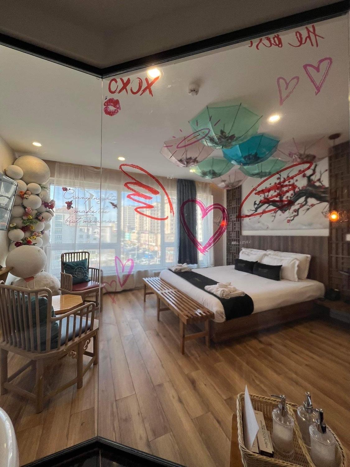 Suite with Hot Tub - Photo 23
