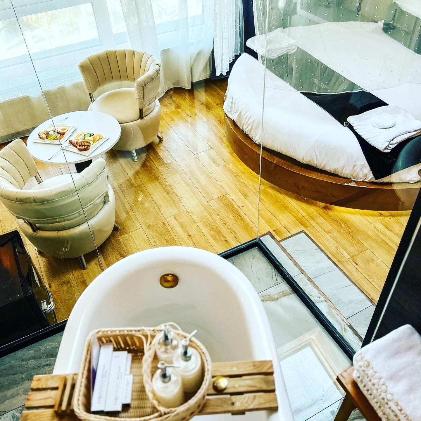 Suite with Hot Tub - Photo 27