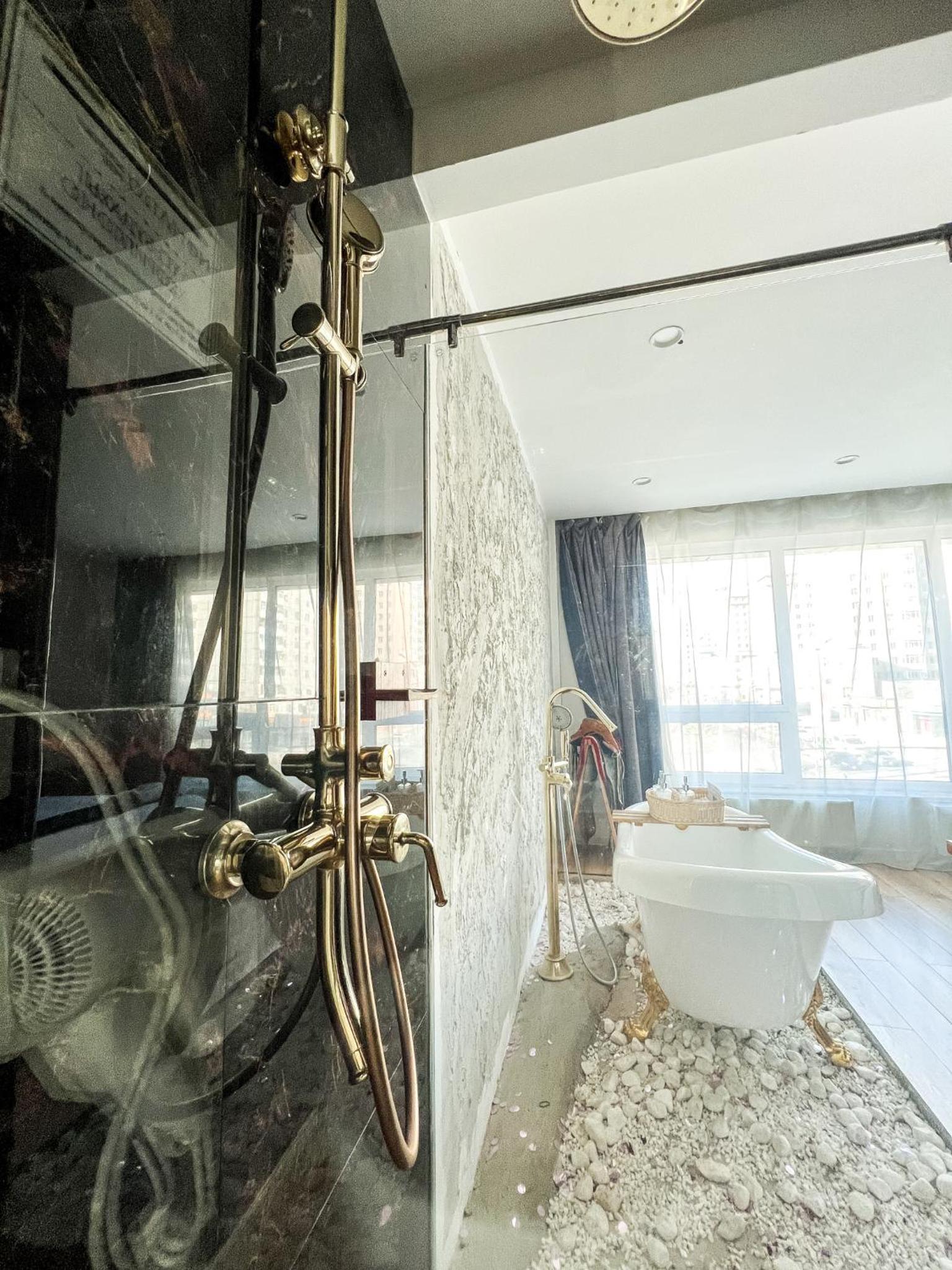 Suite with Hot Tub - Photo 29