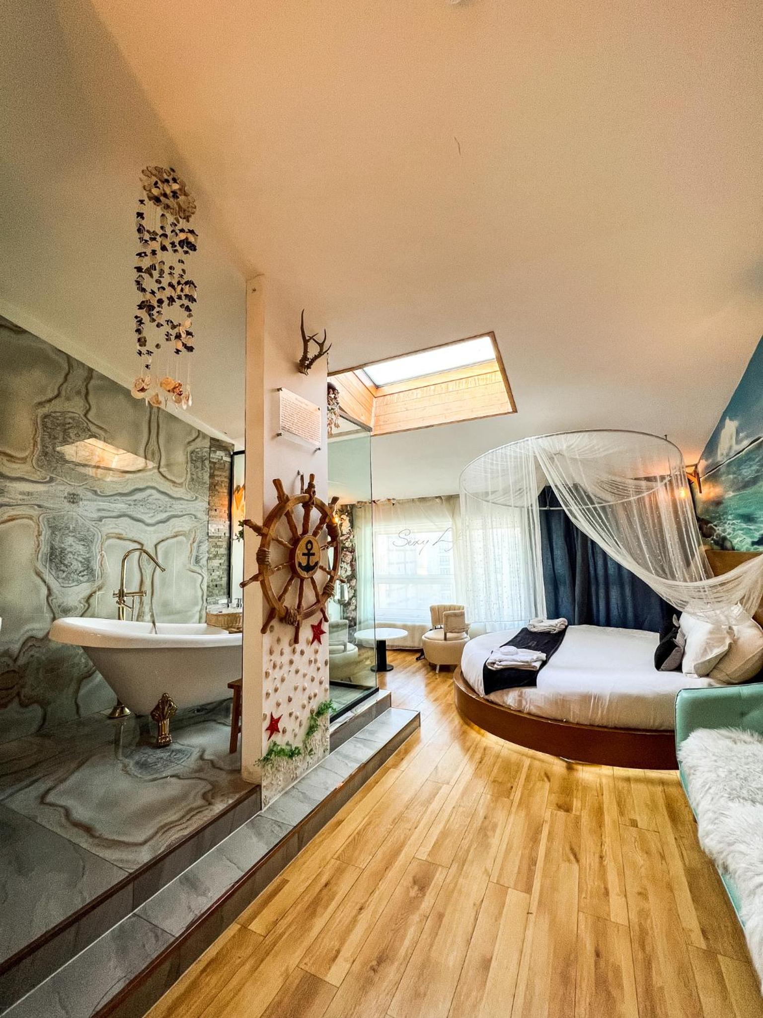 Suite with Hot Tub - Photo 1