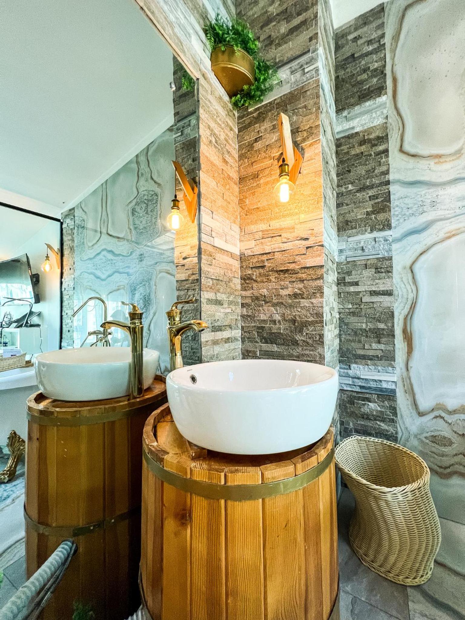 Suite with Hot Tub - Photo 32