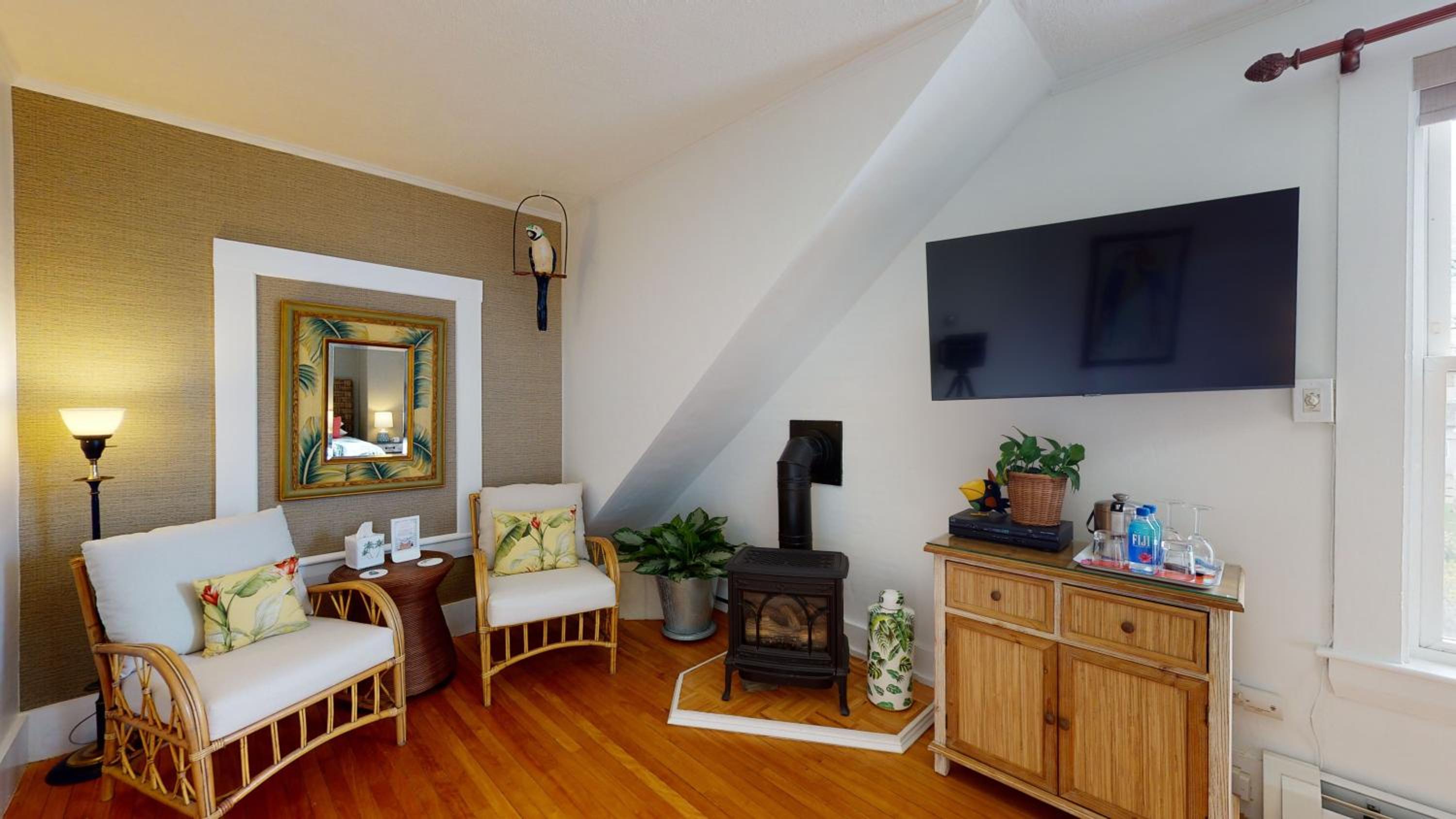 Queen Room photo 2
