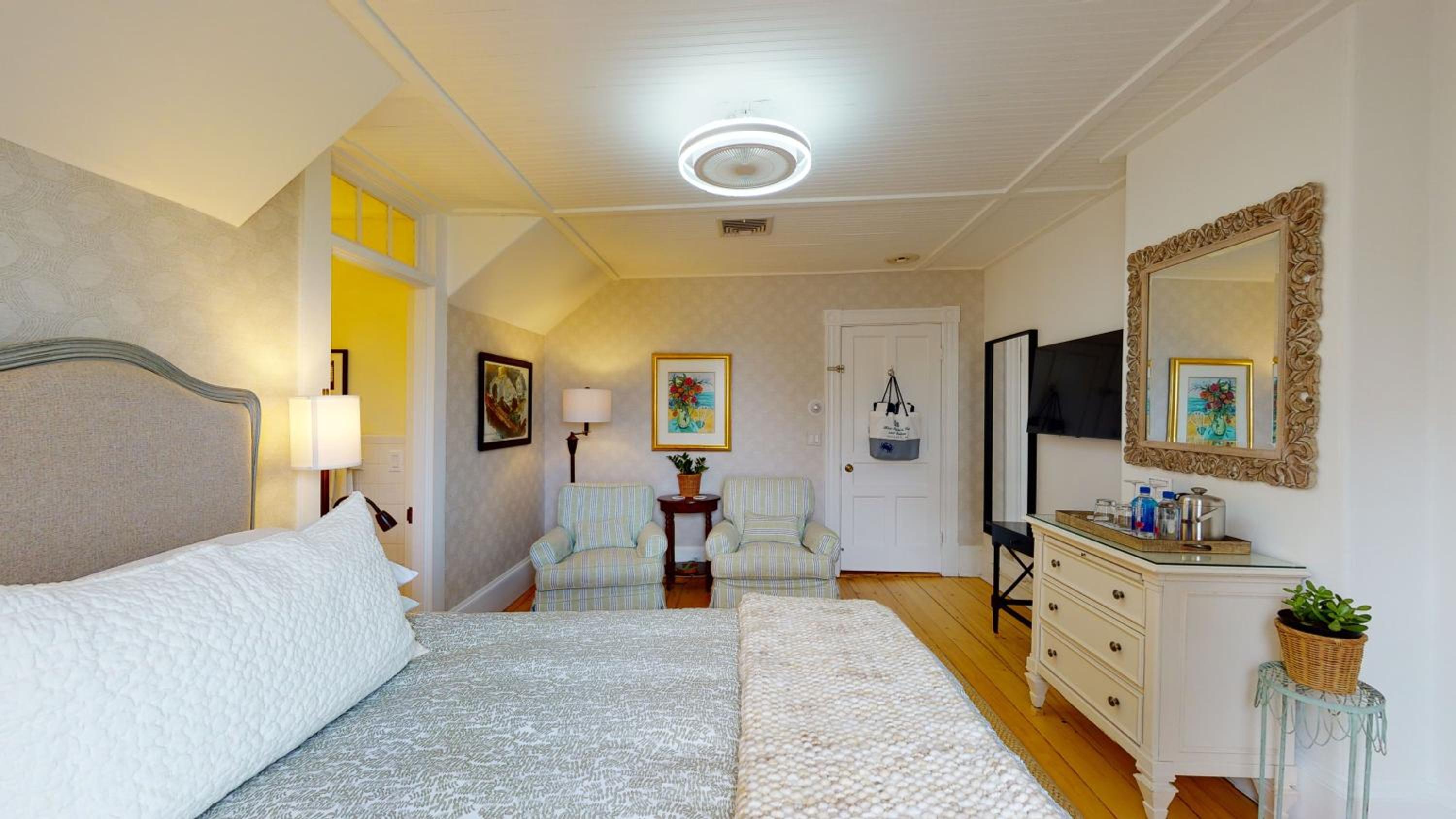 Queen Room photo 2