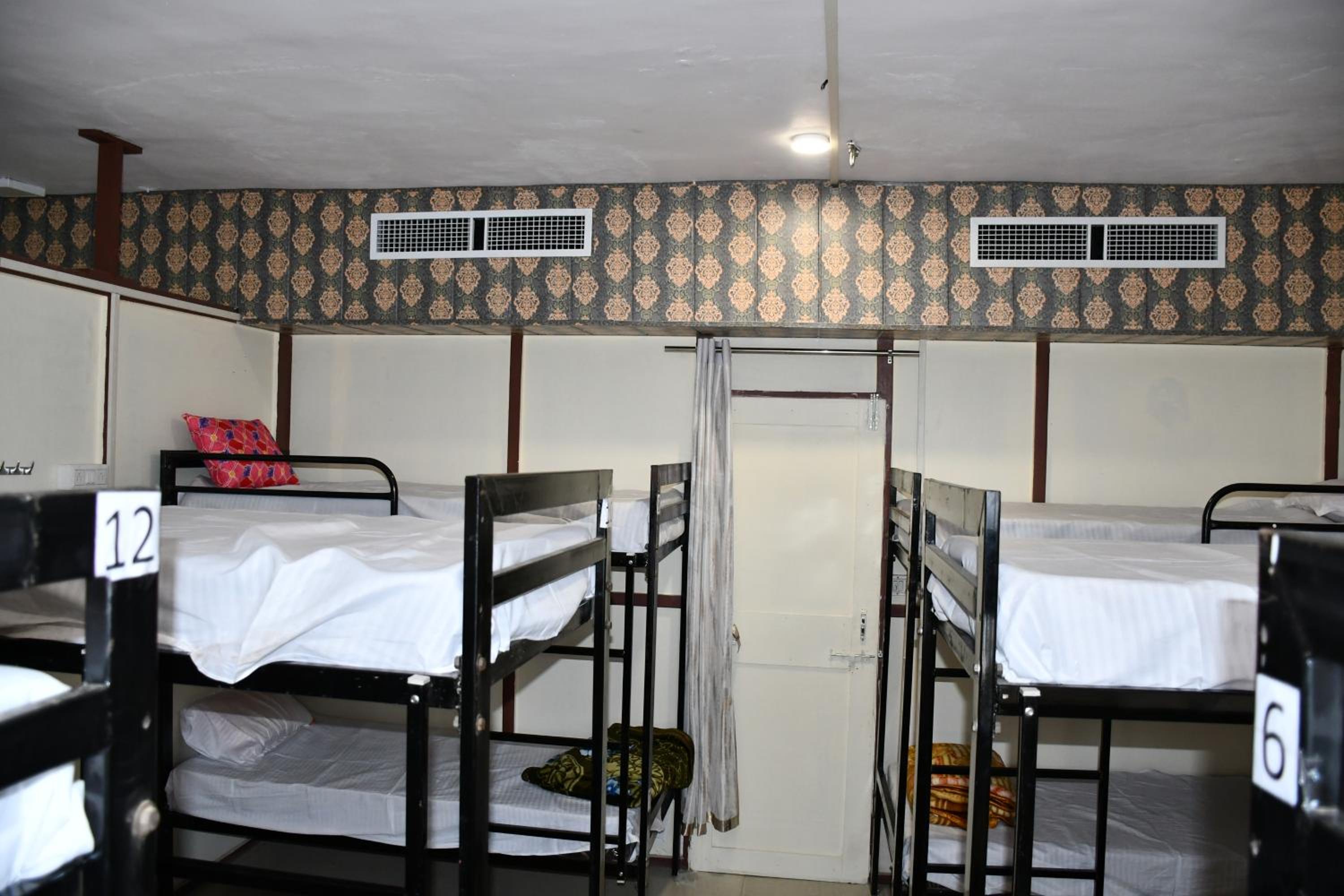 Bed in 10-Bed Mixed Dormitory Room photo 3