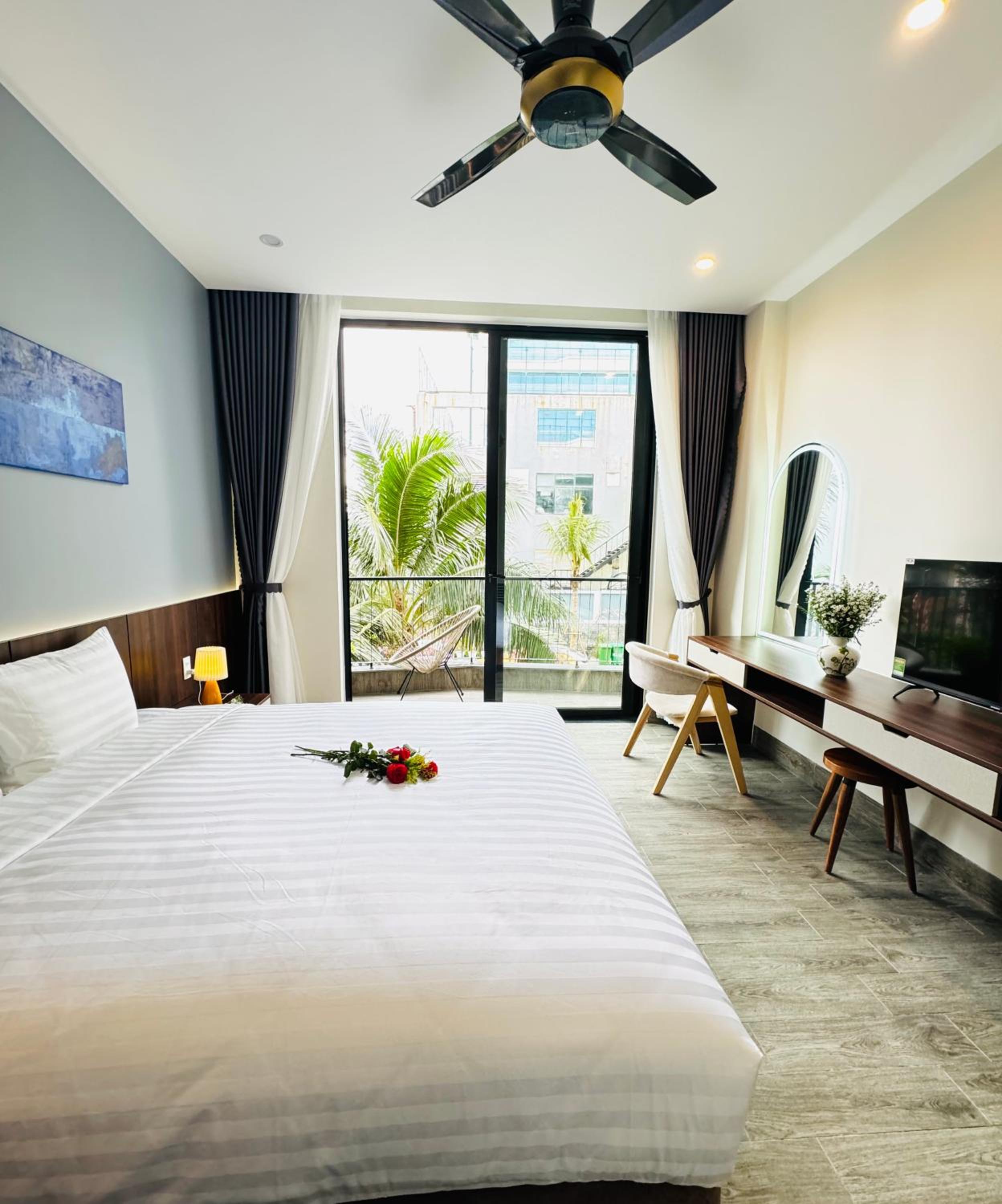 King Room with Balcony - Photo 1
